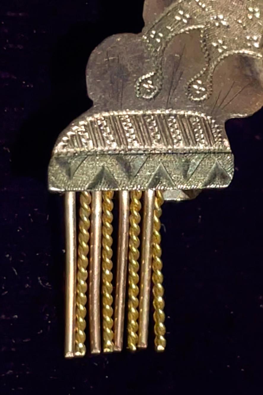 XIX Jahrhundert.
Ein juwelenbesetzter Bogen mit Quasten, in niedrigem Gold.
Neapolitanisches Gebiet. im Angebot 1
