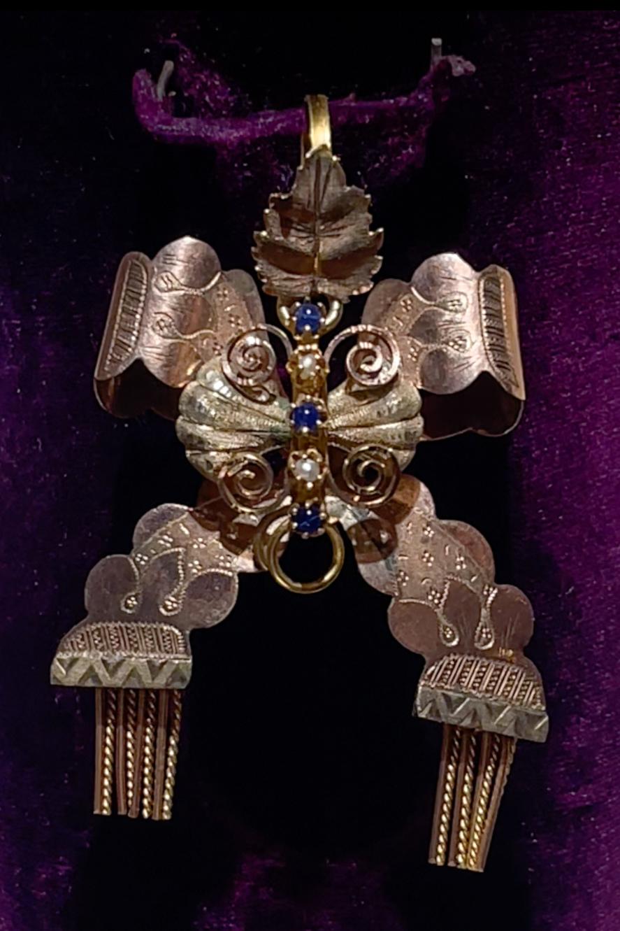 XIX Jahrhundert.
Ein juwelenbesetzter Bogen mit Quasten, in niedrigem Gold.
Neapolitanisches Gebiet. im Angebot 2