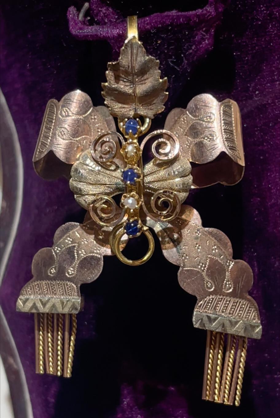 XIX Jahrhundert.
Ein juwelenbesetzter Bogen mit Quasten, in niedrigem Gold.
Neapolitanisches Gebiet. im Angebot 3
