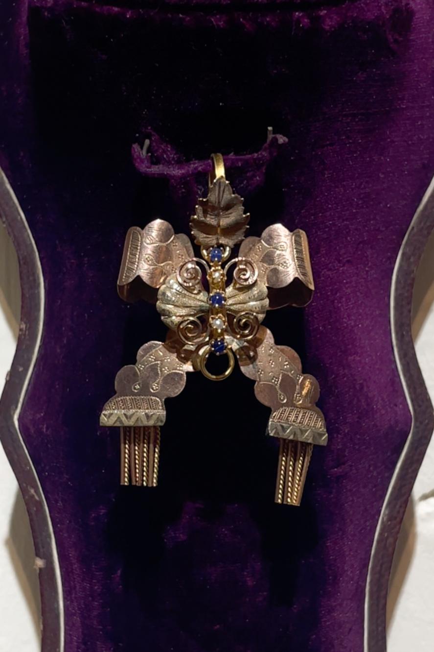 XIX Jahrhundert.
Ein juwelenbesetzter Bogen mit Quasten, in niedrigem Gold.
Neapolitanisches Gebiet. im Angebot 4