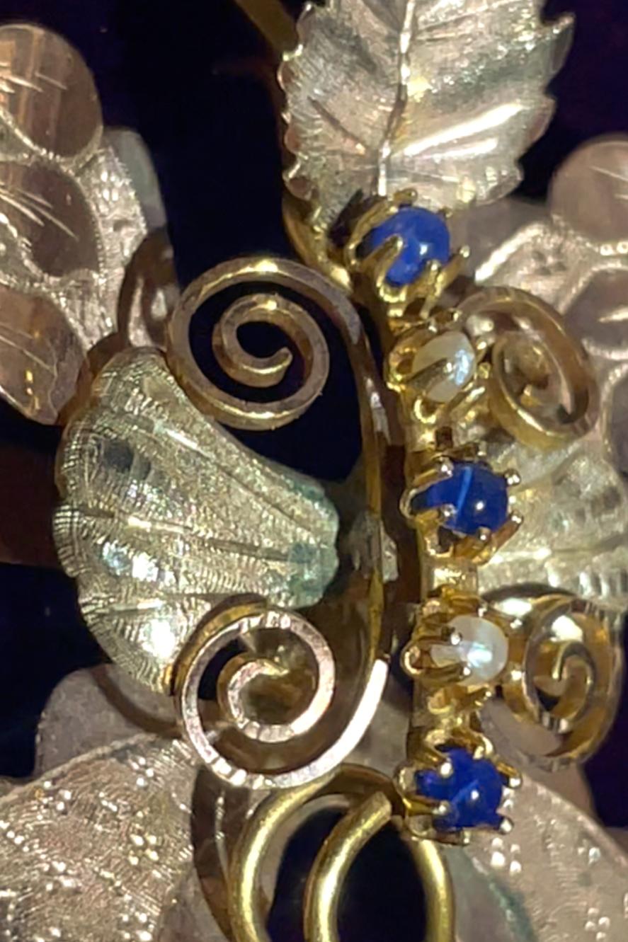 XIX Jahrhundert.
Ein juwelenbesetzter Bogen mit Quasten, in niedrigem Gold.
Neapolitanisches Gebiet.
Das Jewell ist ein Anhänger, mit einem Ring auf der Rückseite, der es ermöglicht, eine Kette auch mit einem nicht kleinen Durchmesser zu tragen.
Die