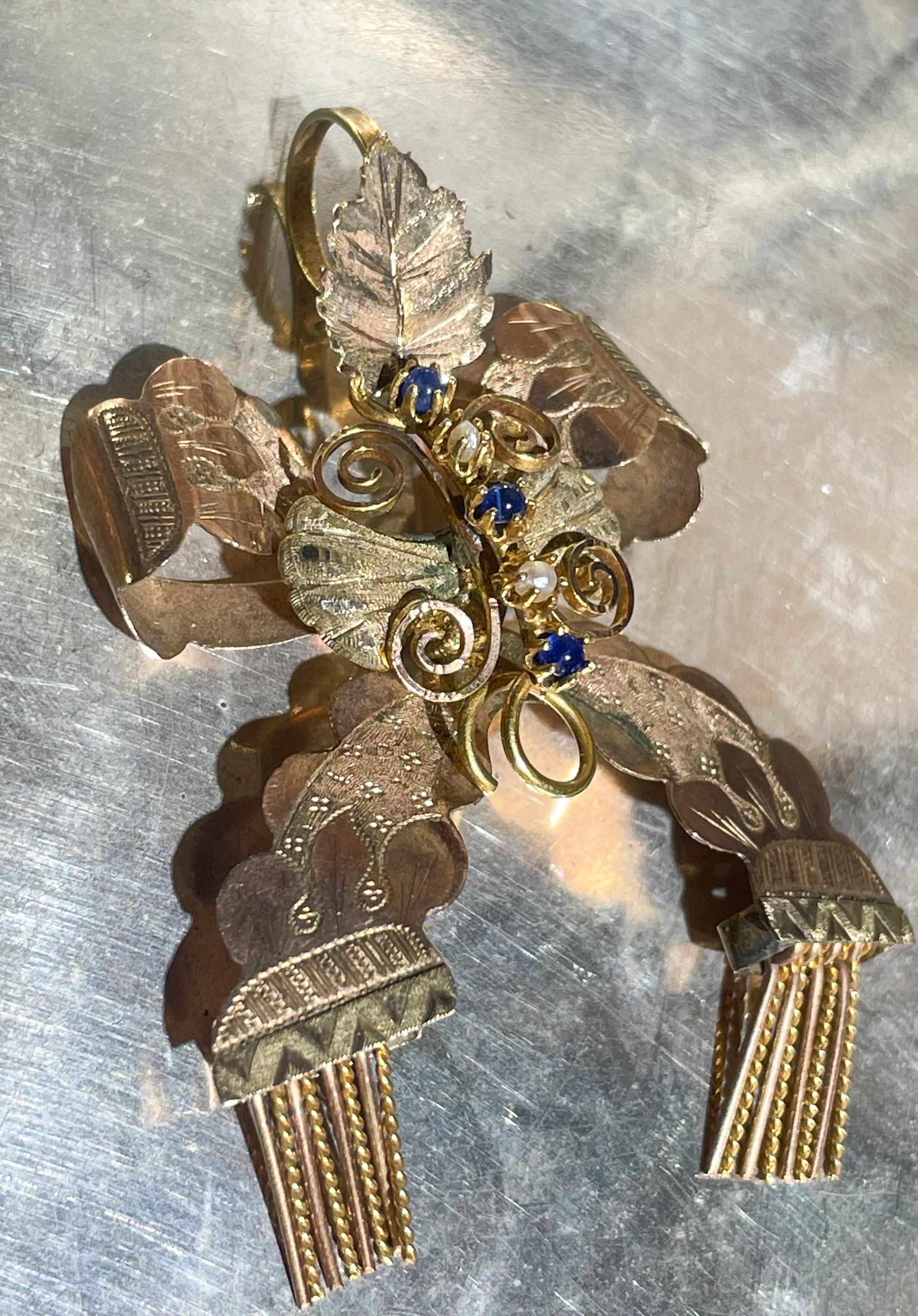 XIXe siècle.
Un nœud orné de bijoux avec des glands, en bas d'or.
Région napolitaine. - Art nouveau Art par Unknown