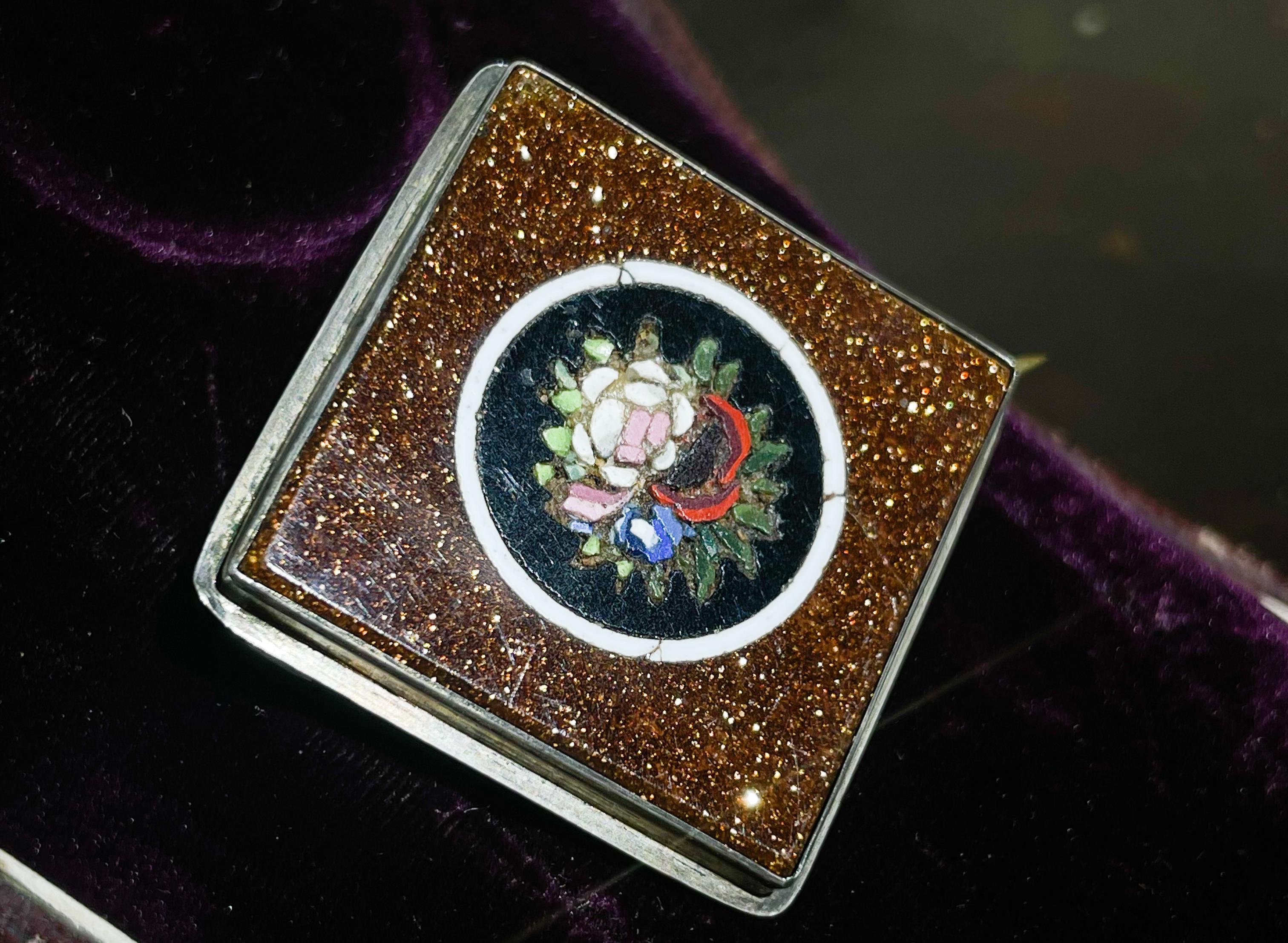 Micromosaic Brooch With Flowers On Aventurine. 19th Century.  For Sale 2