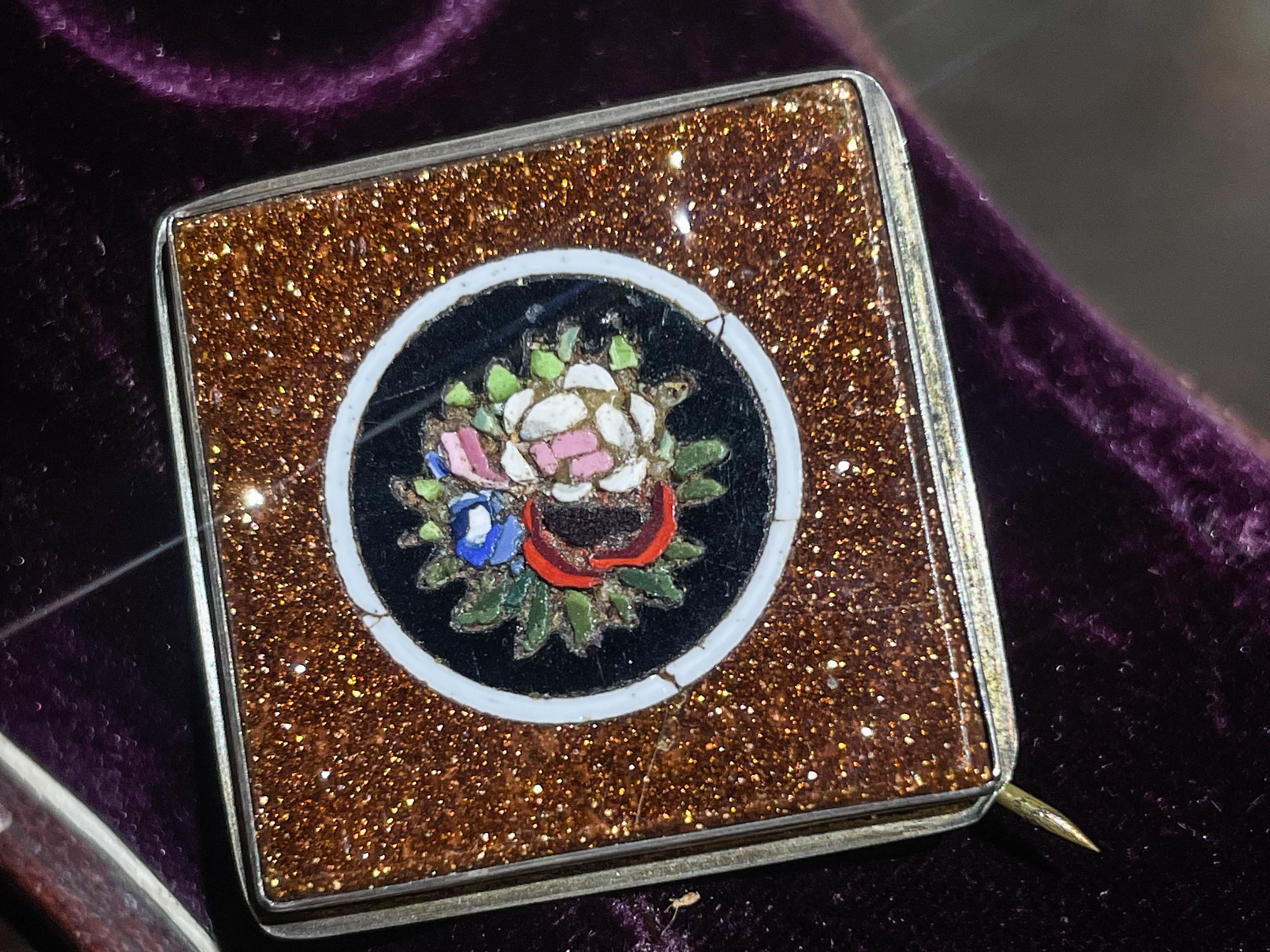 Micromosaic Brooch With Flowers On Aventurine. 19th Century.  For Sale 1