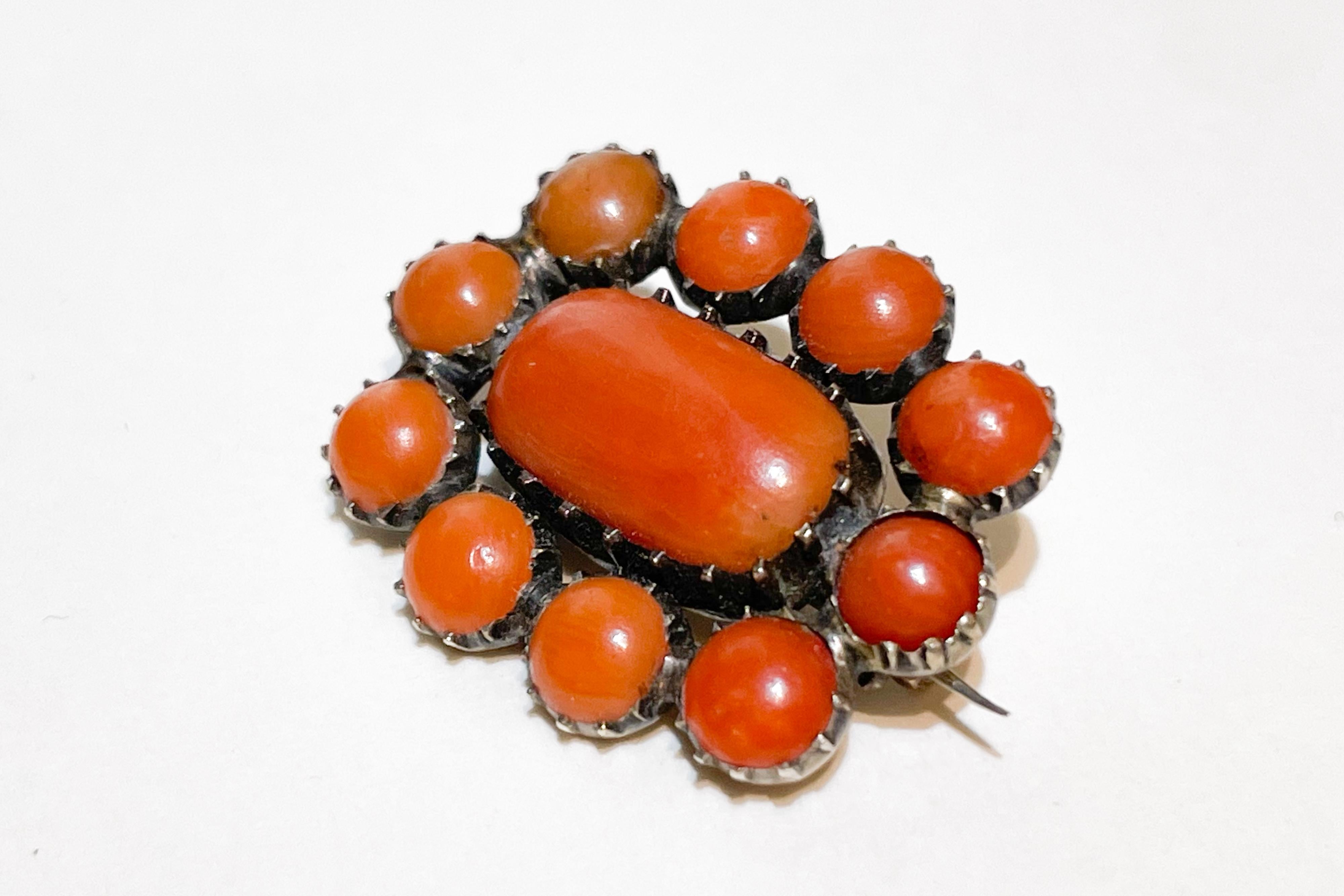 Early 19th century Georgian era English Coral and Gold Brooch. For Sale 3