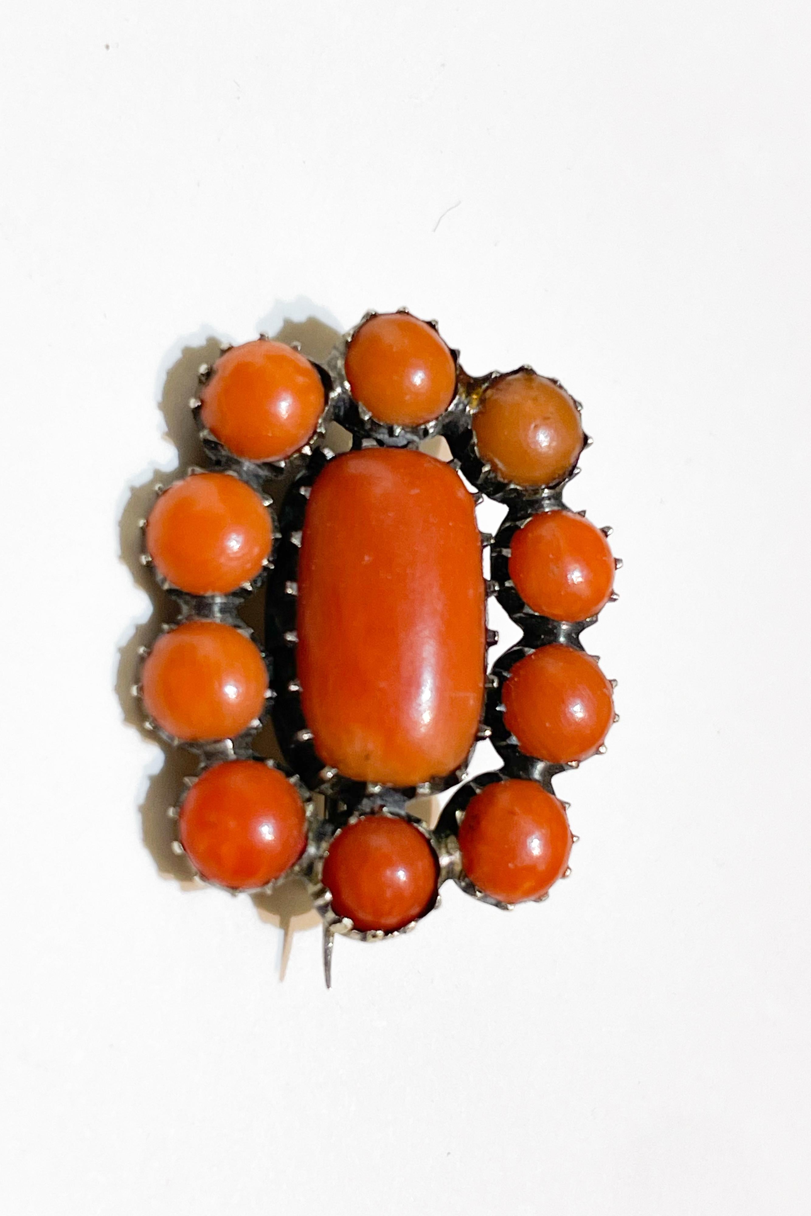 Early 19th century Georgian era English Coral and Gold Brooch. For Sale 5