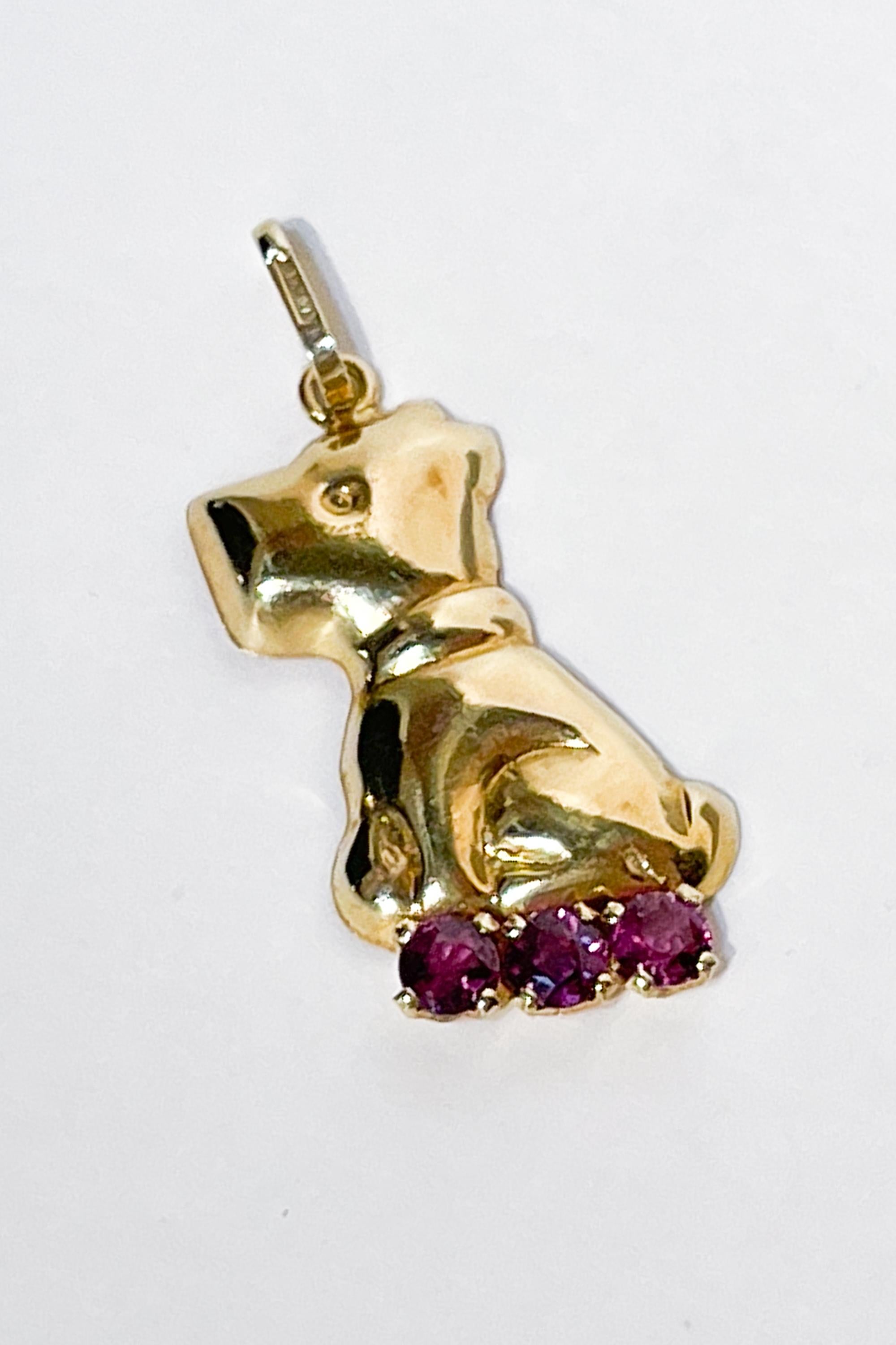 Italian 18 carat Yellow Gold Dog Pendant.
Mid 20th century. Circa 1960-1970.
Height 2,9cm
Large 1.7cm
In good condition.
Italian Hallmarks for 18 carat/ 750 gold.
Weight 1.20 gr.
Set with red precious stones.
Fully insured shipping with signed
