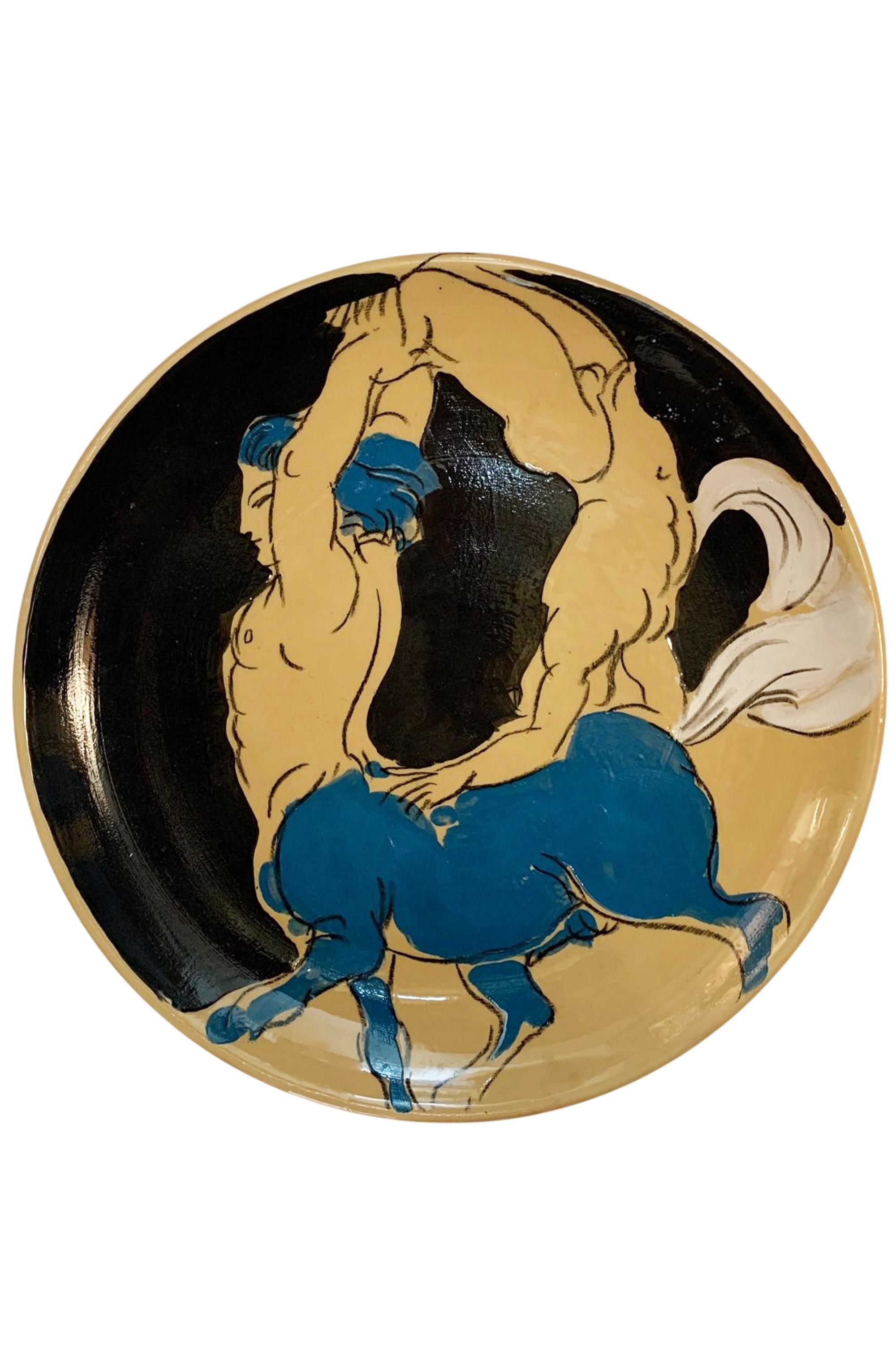 Marco MarCo Grande plaque de centaure érotique gay. Mythologie, Pop Art, 2004

Grand chargeur en céramique peint à la main par l'artiste italien de Pop Art Marco Silombria (Savona, 1936 - Albissola, 2017), intitulé Playing with Centaur et daté de
