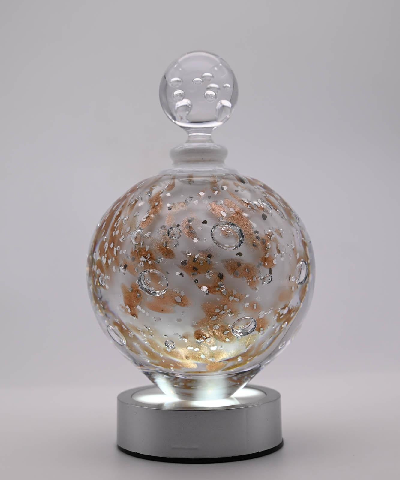 Jorge MATEUS
French master glassmaker

Flacon Perce Neige, 2021

Art Glassware - Unique piece
Size : 18 x 12 x 12 cm
Signed on the base.
In perfect condition.

Sold with invoice and certificate of authenticity.
Fast and careful shipping with