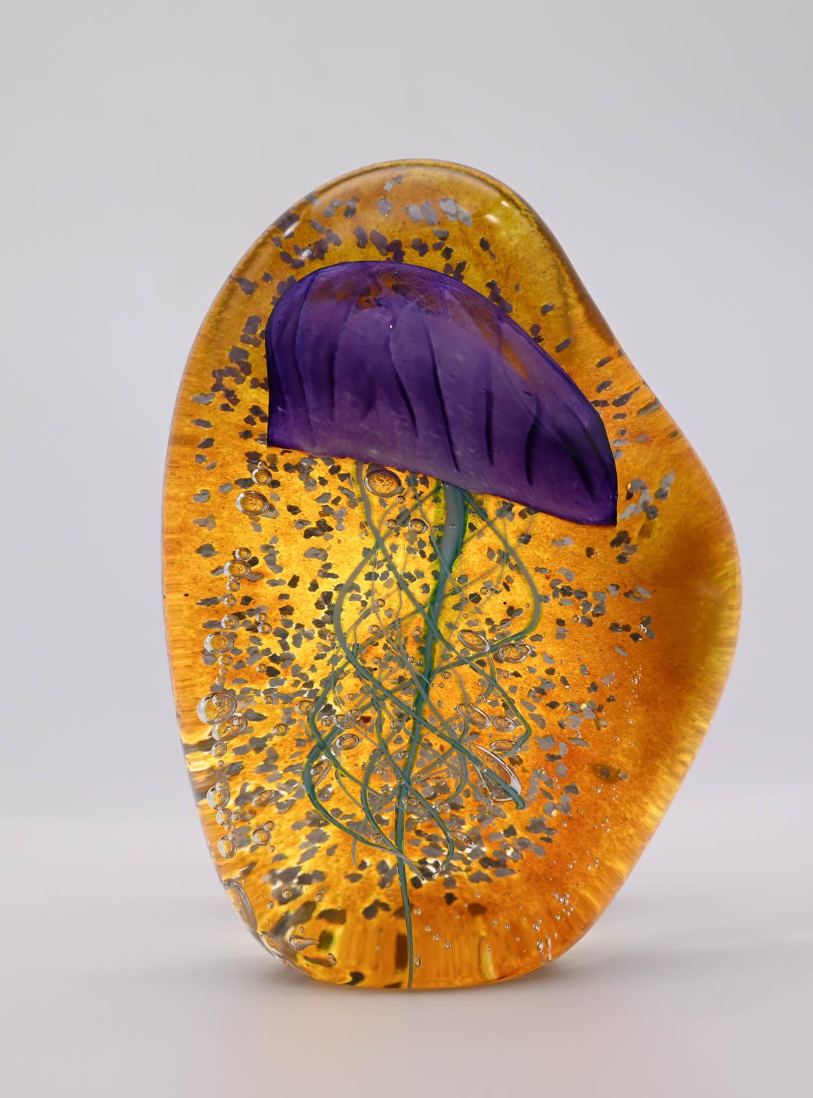 Méduse violette sur fond ambre et argent - Modern Art by Jorge MATEUS