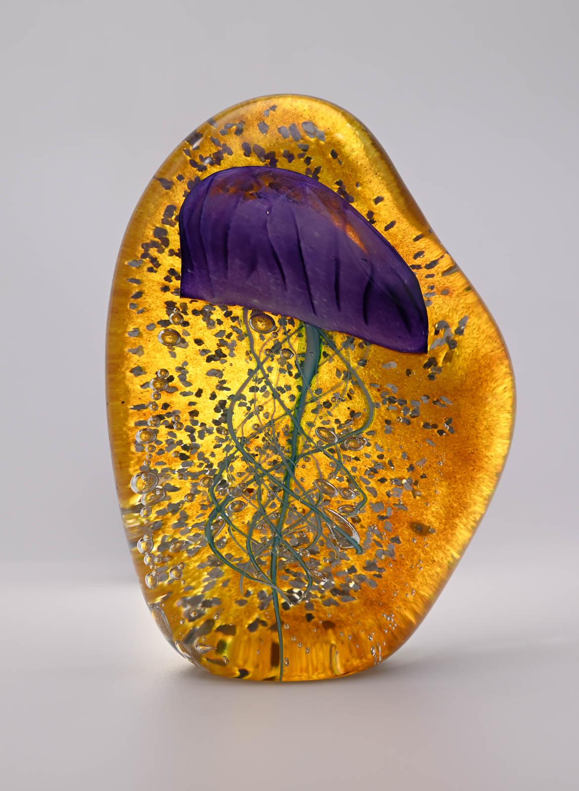 Méduse violette sur fond ambre et argent For Sale 1