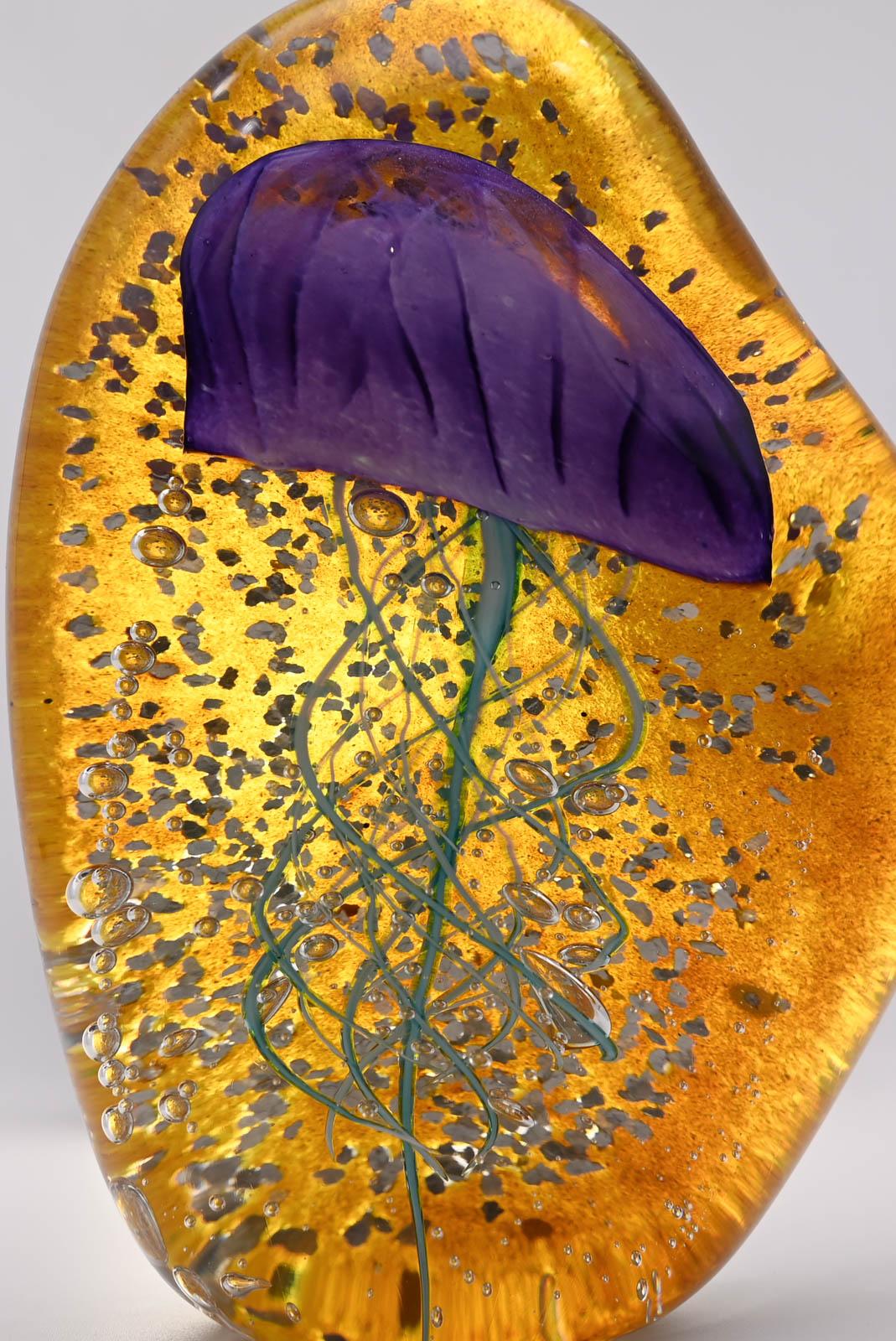 Méduse violette sur fond ambre et argent For Sale 2