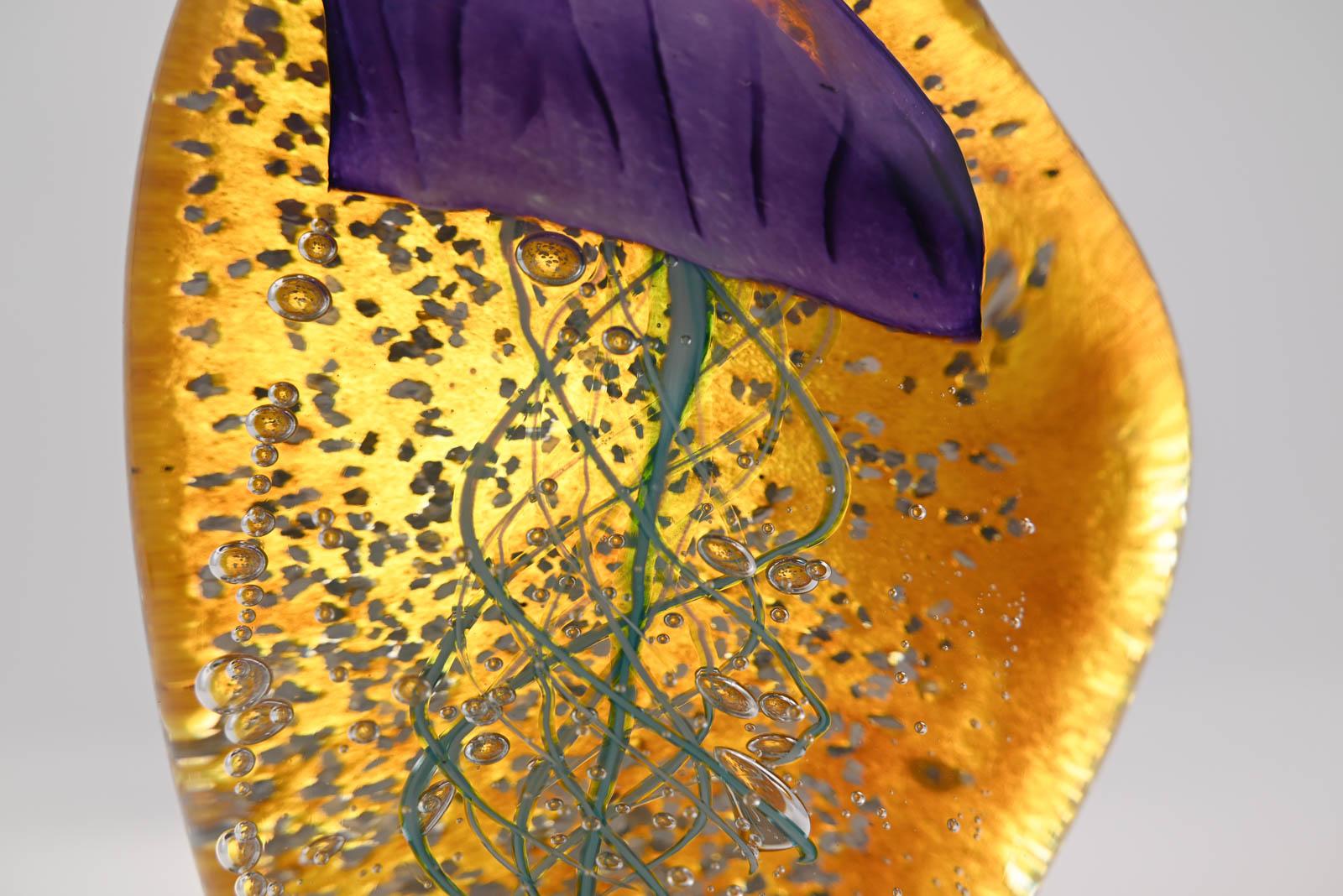 Méduse violette sur fond ambre et argent For Sale 7
