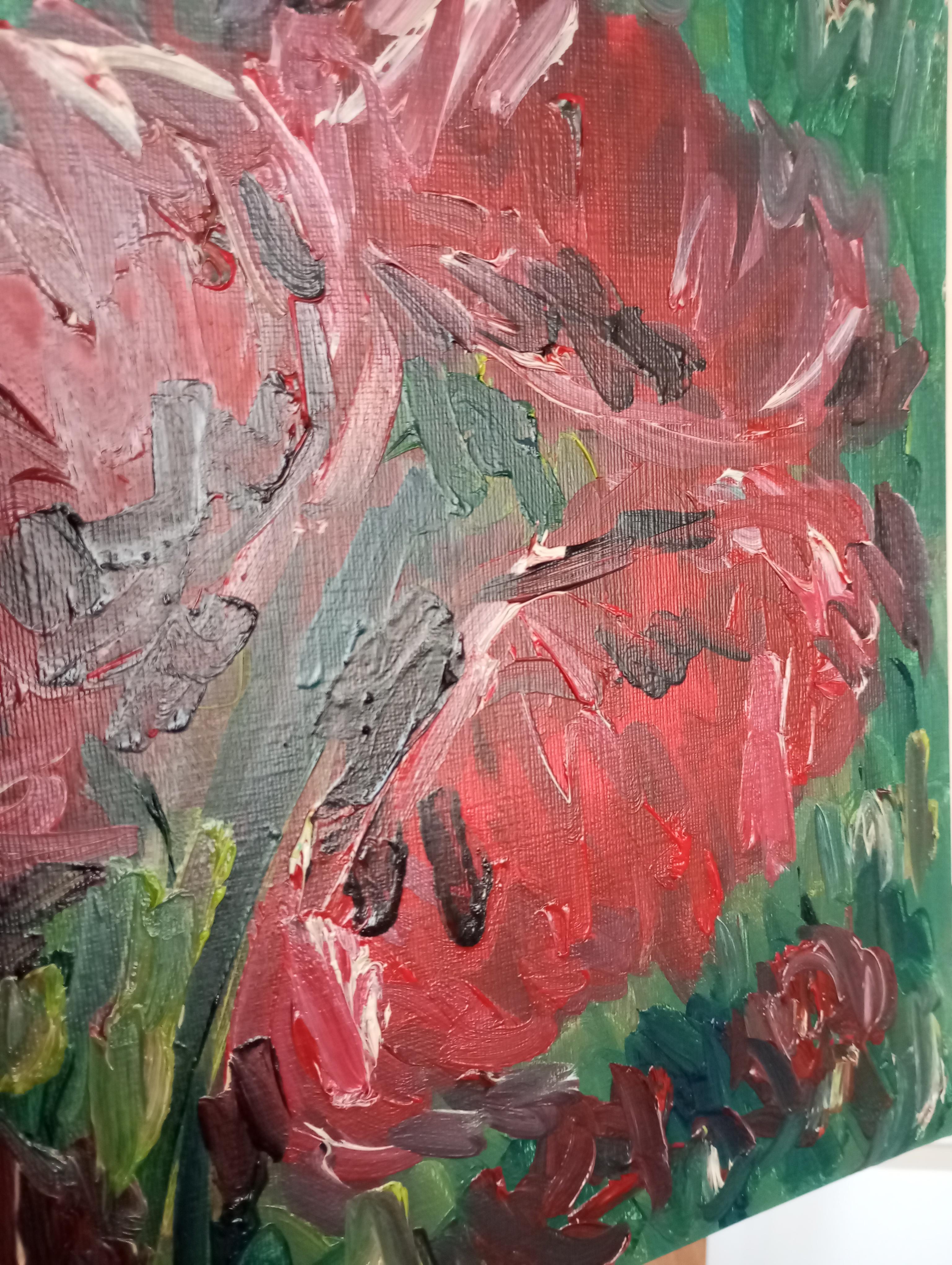 Cette composition impressionniste contemporaine semi-abstraite avec une touche d'expressionnisme.  présente trois roses rouges vibrantes qui fleurissent en été.

Cette œuvre d'art appartient à ma série 