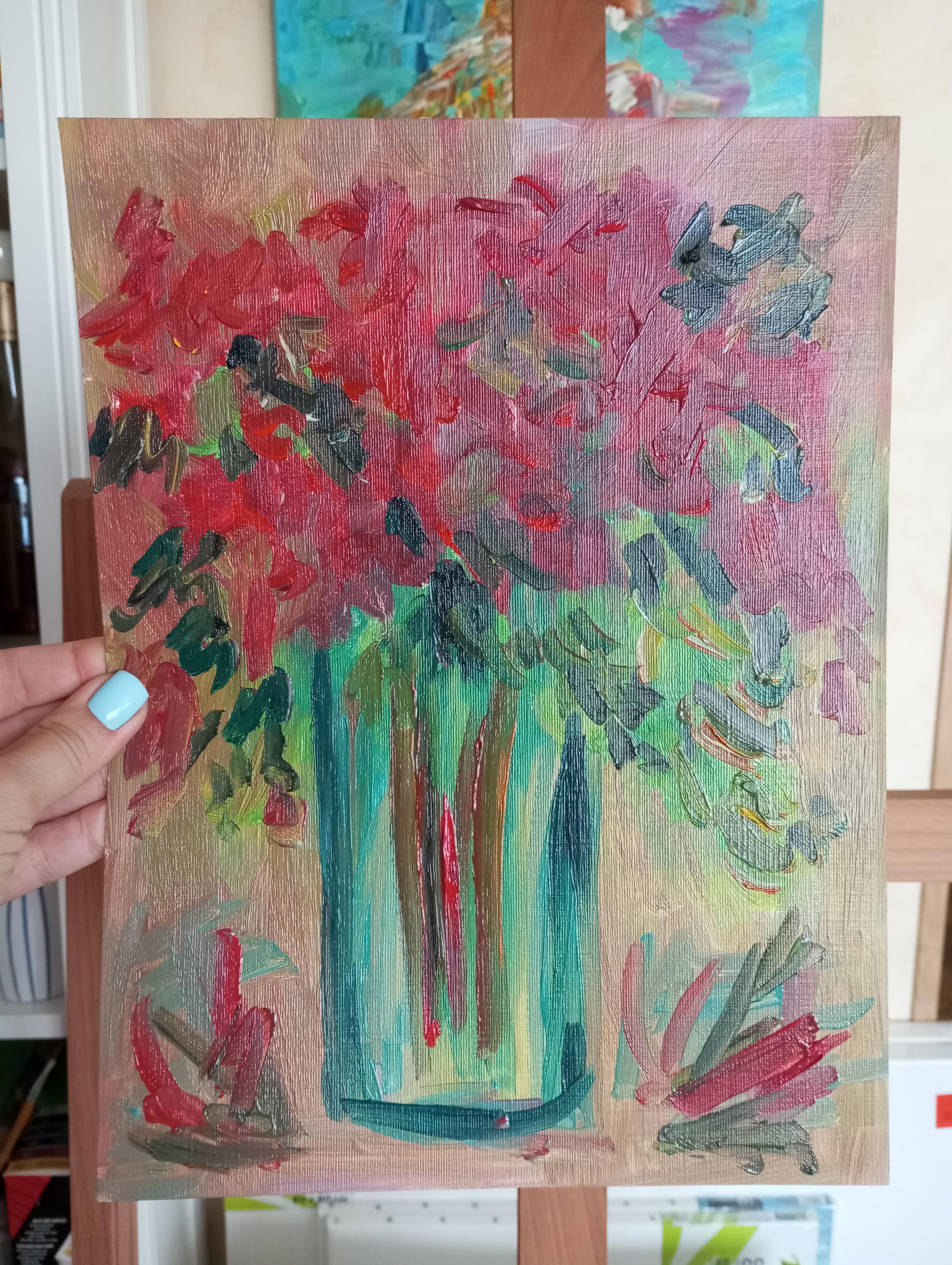 Hibisco floreciendo en un jarrón (arte floral contemporáneo al óleo) en venta 5