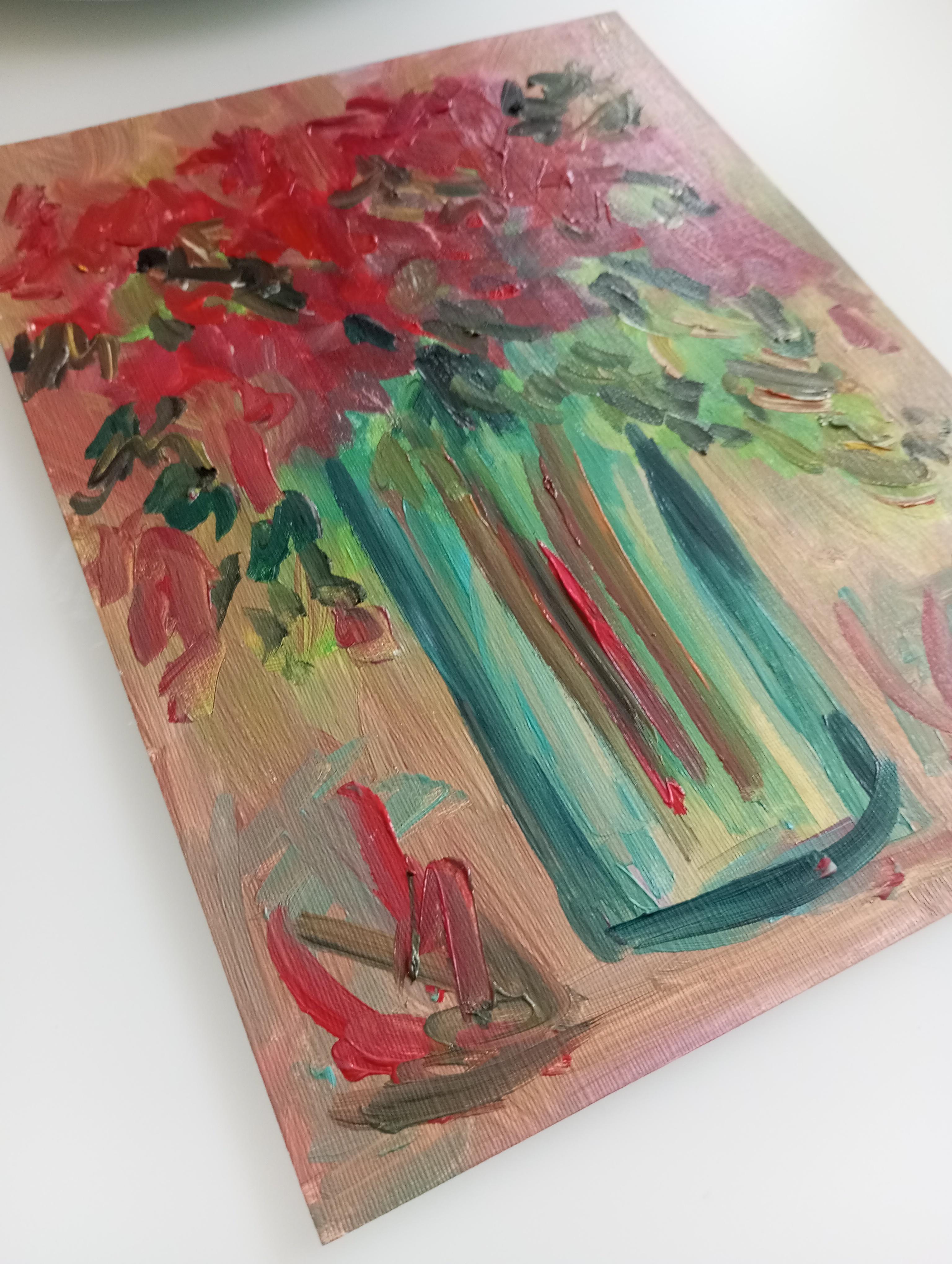 Hibisco floreciendo en un jarrón (arte floral contemporáneo al óleo) en venta 11