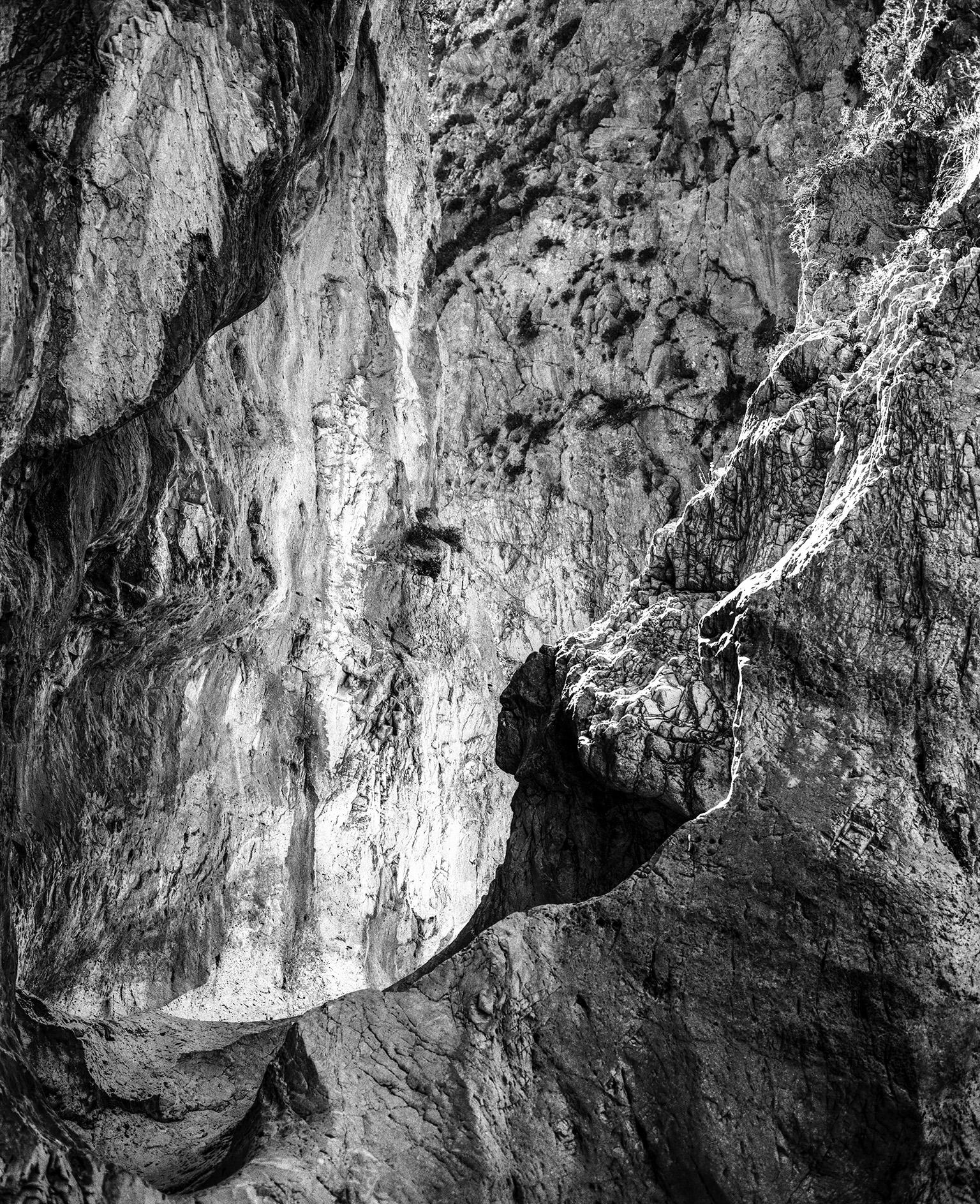 Landscape Photograph John Stathatos - Hommage à Heraclitus : Terre I - Photographie de paysage en noir et blanc d'une grotte