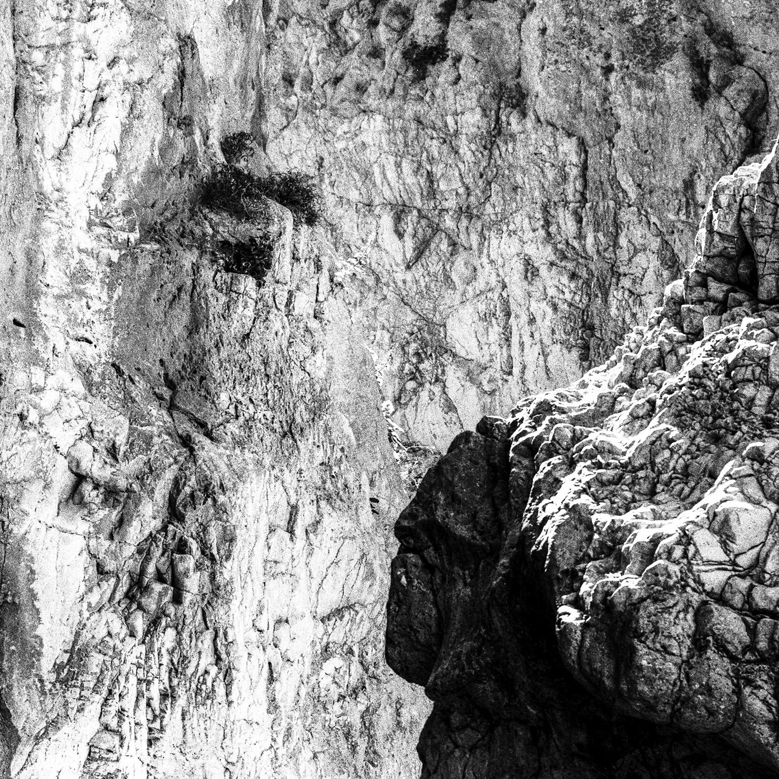 Hommage à Heraclitus : Terre I - Photographie de paysage en noir et blanc d'une grotte - Noir Landscape Photograph par John Stathatos