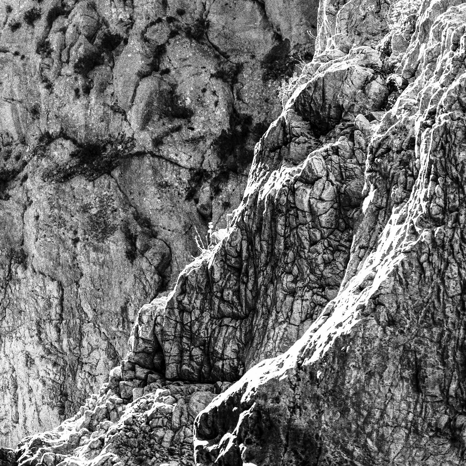 Hommage à Heraclitus : Terre I - Photographie de paysage en noir et blanc d'une grotte en vente 1