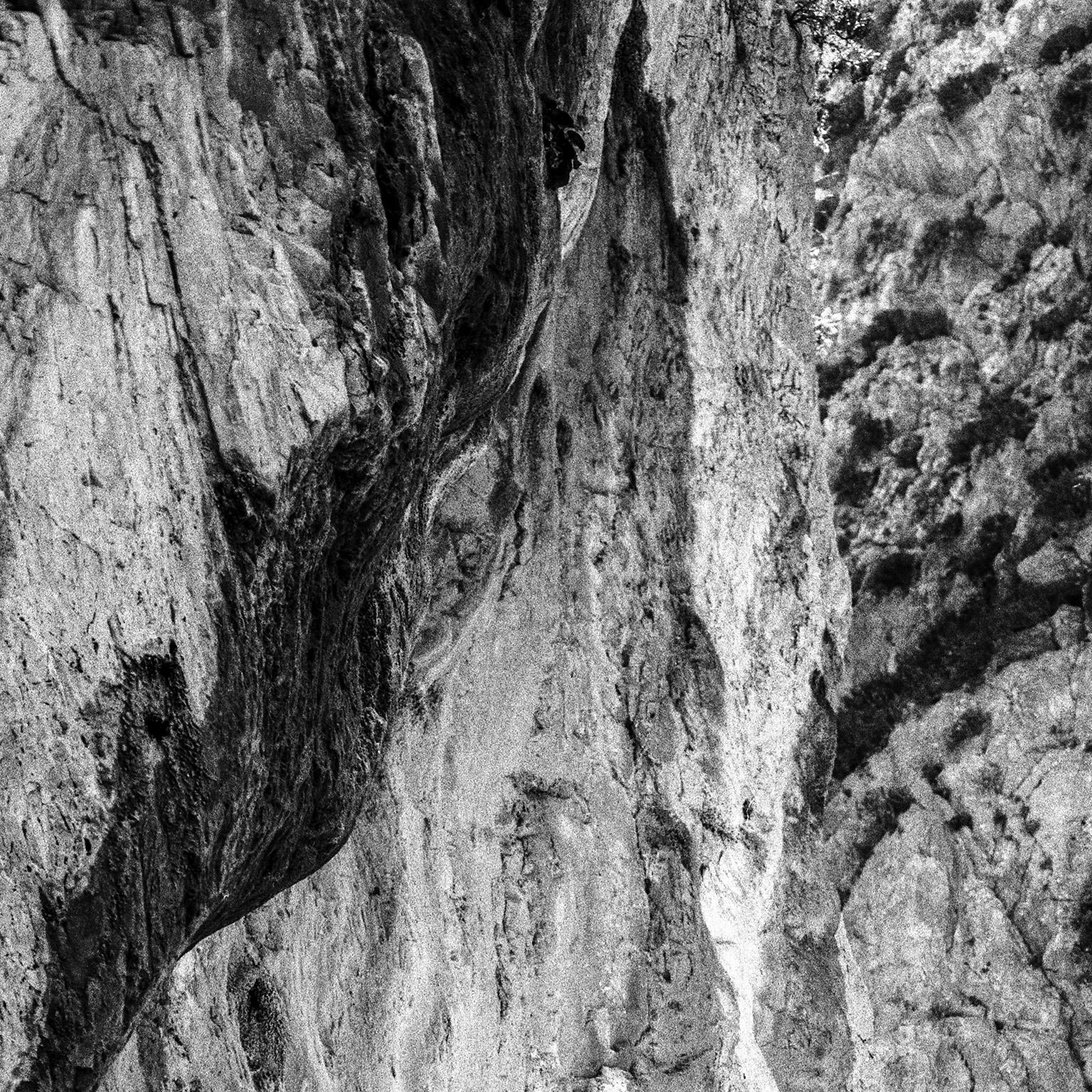 Hommage à Heraclitus : Terre I - Photographie de paysage en noir et blanc d'une grotte en vente 2