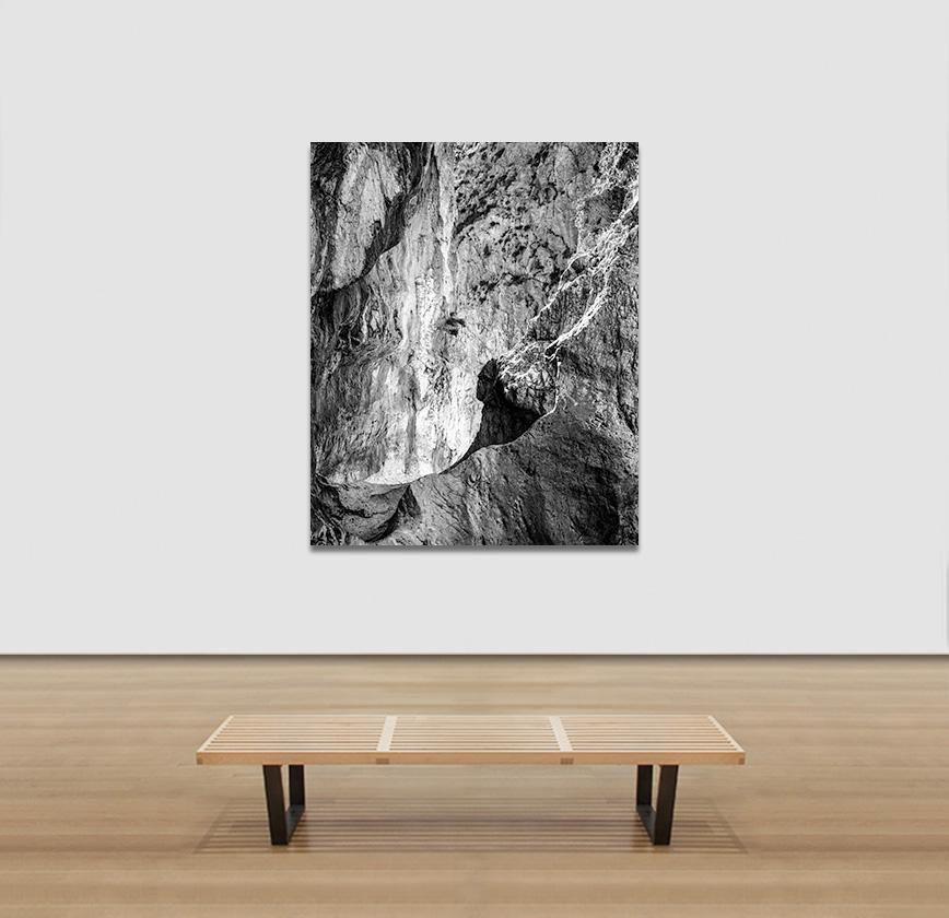 Hommage à Heraclitus : Terre I - Photographie de paysage en noir et blanc d'une grotte en vente 3