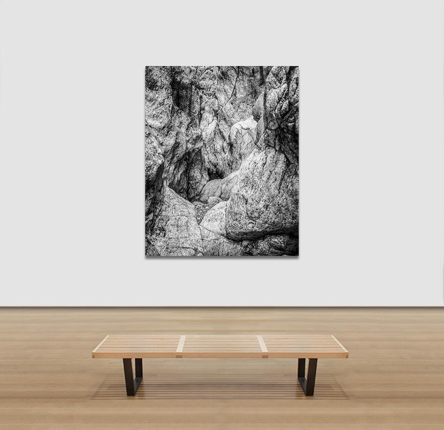 Hommage an Heraclitus: Earth IV - Schwarz-Weiß-Landschaftsfotografie eines Höhlens im Angebot 1