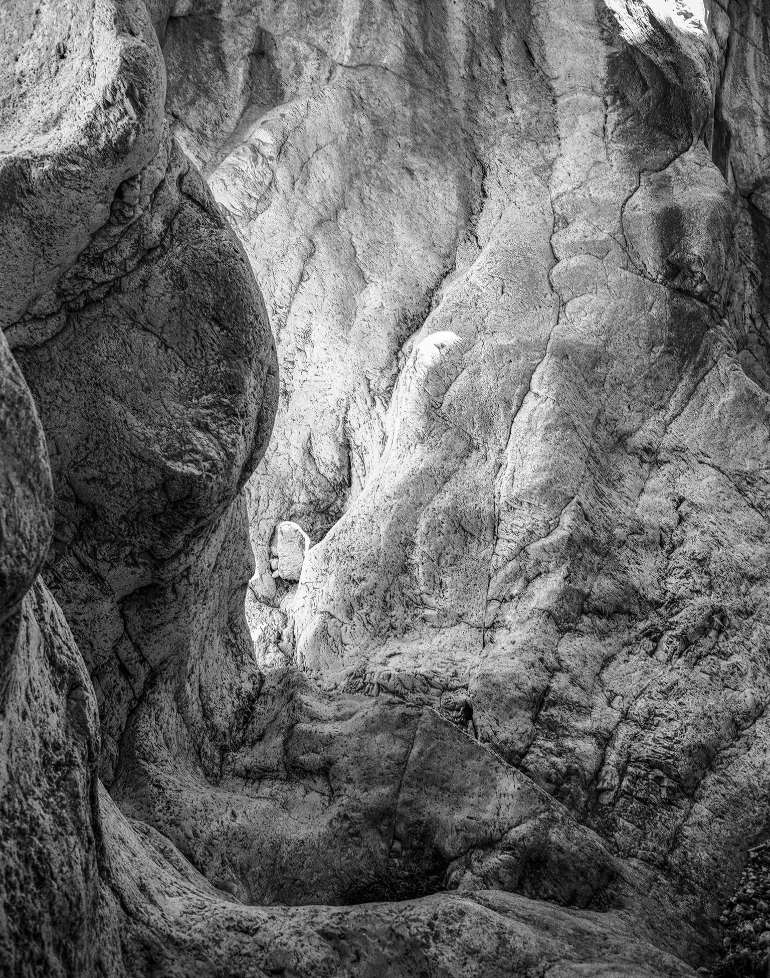 John Stathatos Black and White Photograph – Hommage an Heraclitus: Earth V - Schwarzweiße Landschaftsfotografie eines Höhlens
