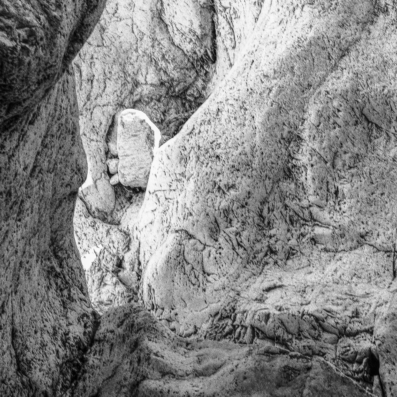Hommage à Heraclitus : Terre V - Photographie de paysage en noir et blanc d'une grotte - Gris Black and White Photograph par John Stathatos