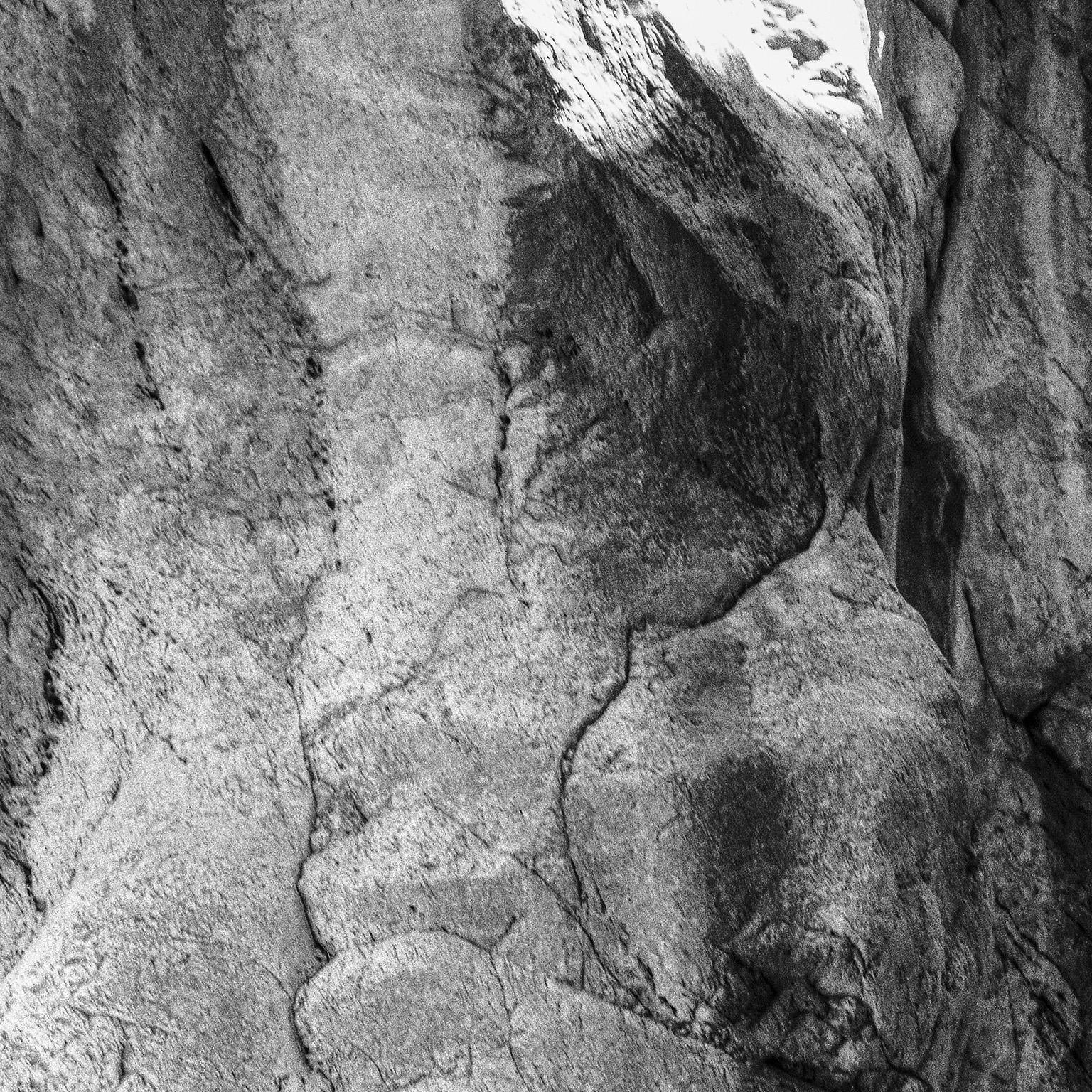 Hommage an Heraclitus: Earth V - Schwarzweiße Landschaftsfotografie eines Höhlens (Grau), Black and White Photograph, von John Stathatos