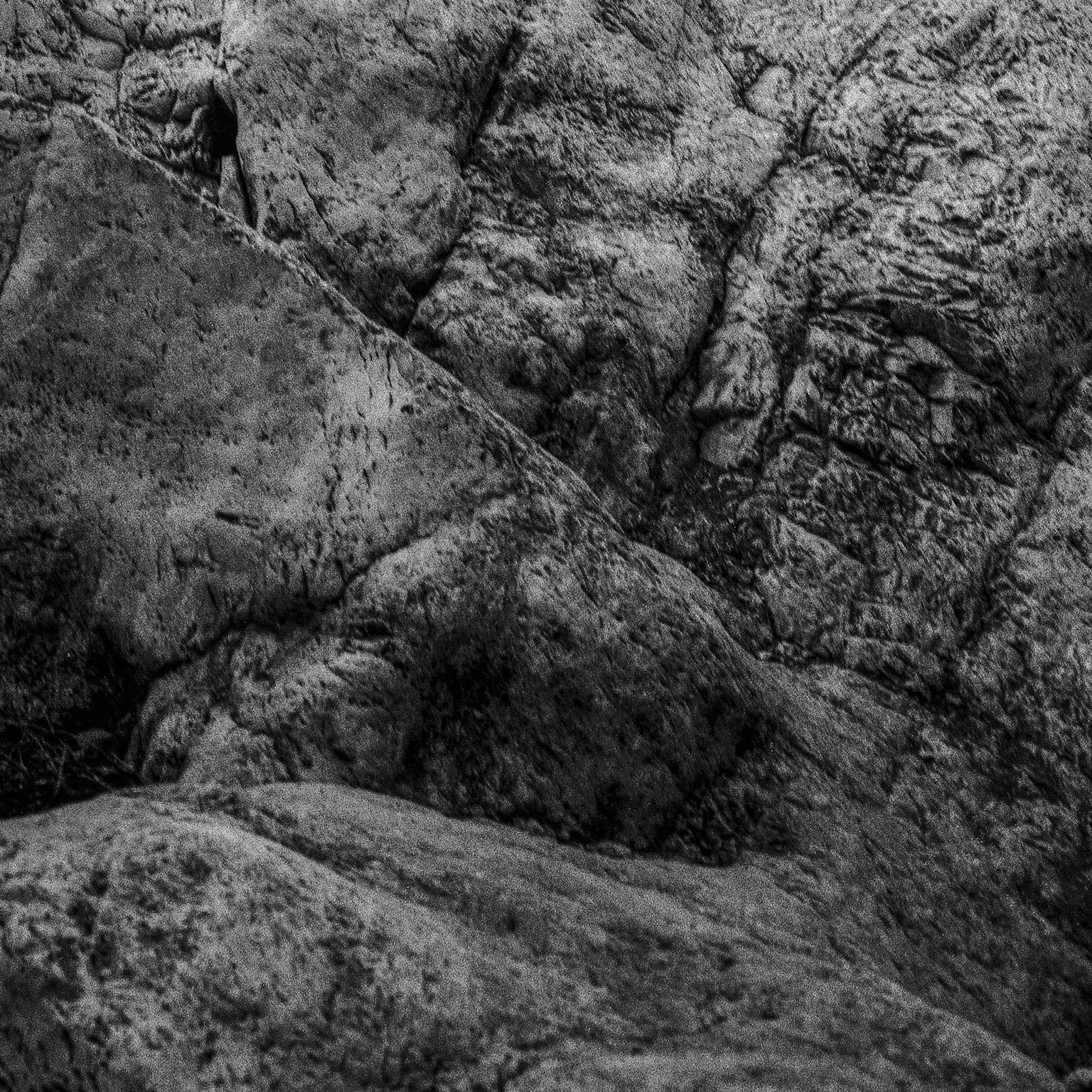 Hommage à Heraclitus : Terre V - Photographie de paysage en noir et blanc d'une grotte en vente 2