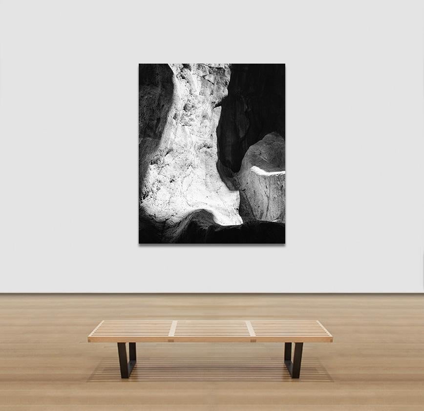 Earth VI – Schwarz-Weiß-Fotografie, Höhle, Felsen, Naturlandschaft, Licht im Angebot 1