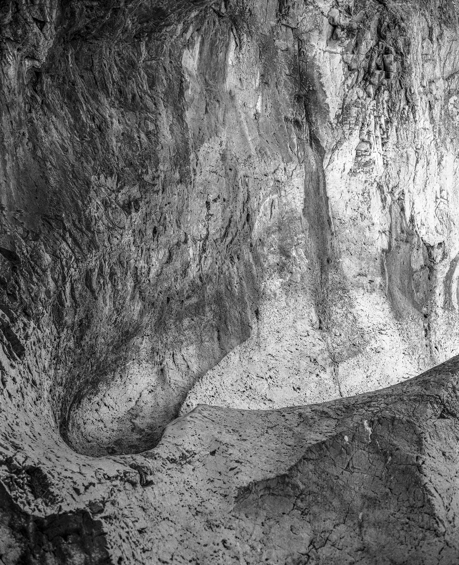 Black and White Photograph John Stathatos - Terre VII - Photographie en noir et blanc, grotte, rochers, paysage naturel, géologie