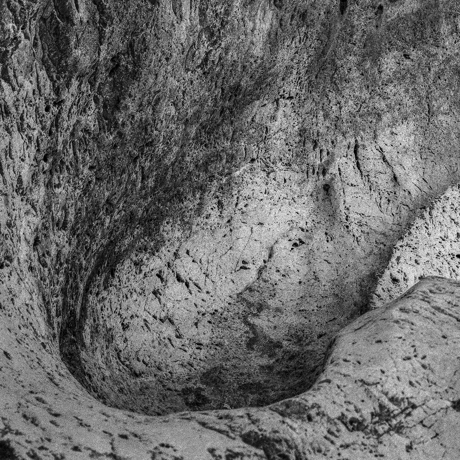 Terre VII - Photographie en noir et blanc, grotte, rochers, paysage naturel, géologie - Gris Black and White Photograph par John Stathatos