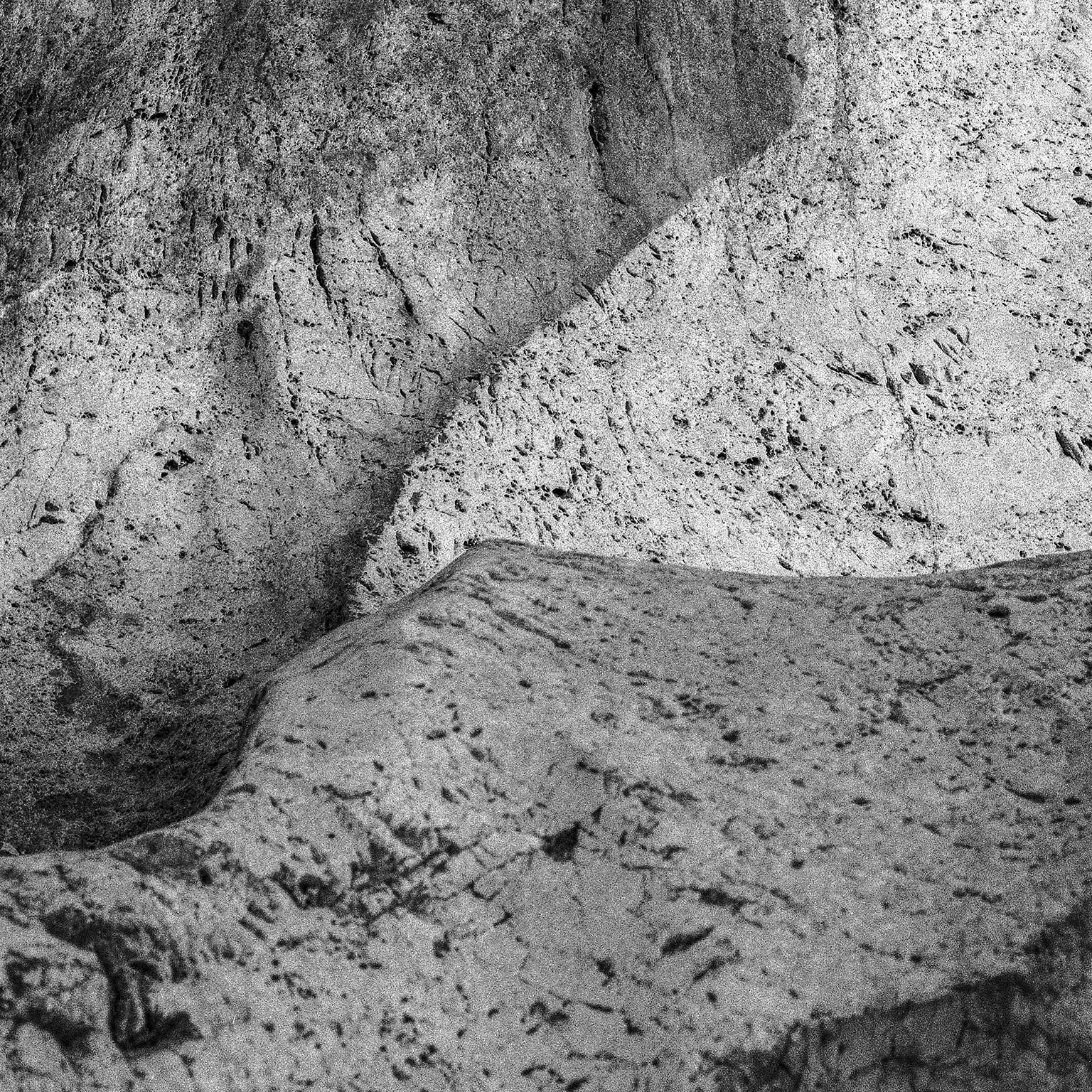 Terre VII - Photographie en noir et blanc, grotte, rochers, paysage naturel, géologie en vente 1