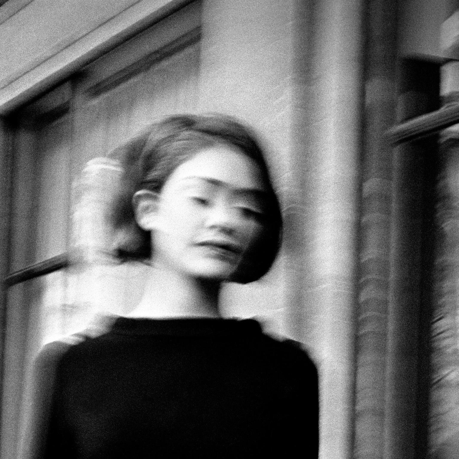 Jerome L' Huillier-Palais Royal – Schwarz-Weiß-Fotografie einer Modeschau – Photograph von Jean-Luc Fievet