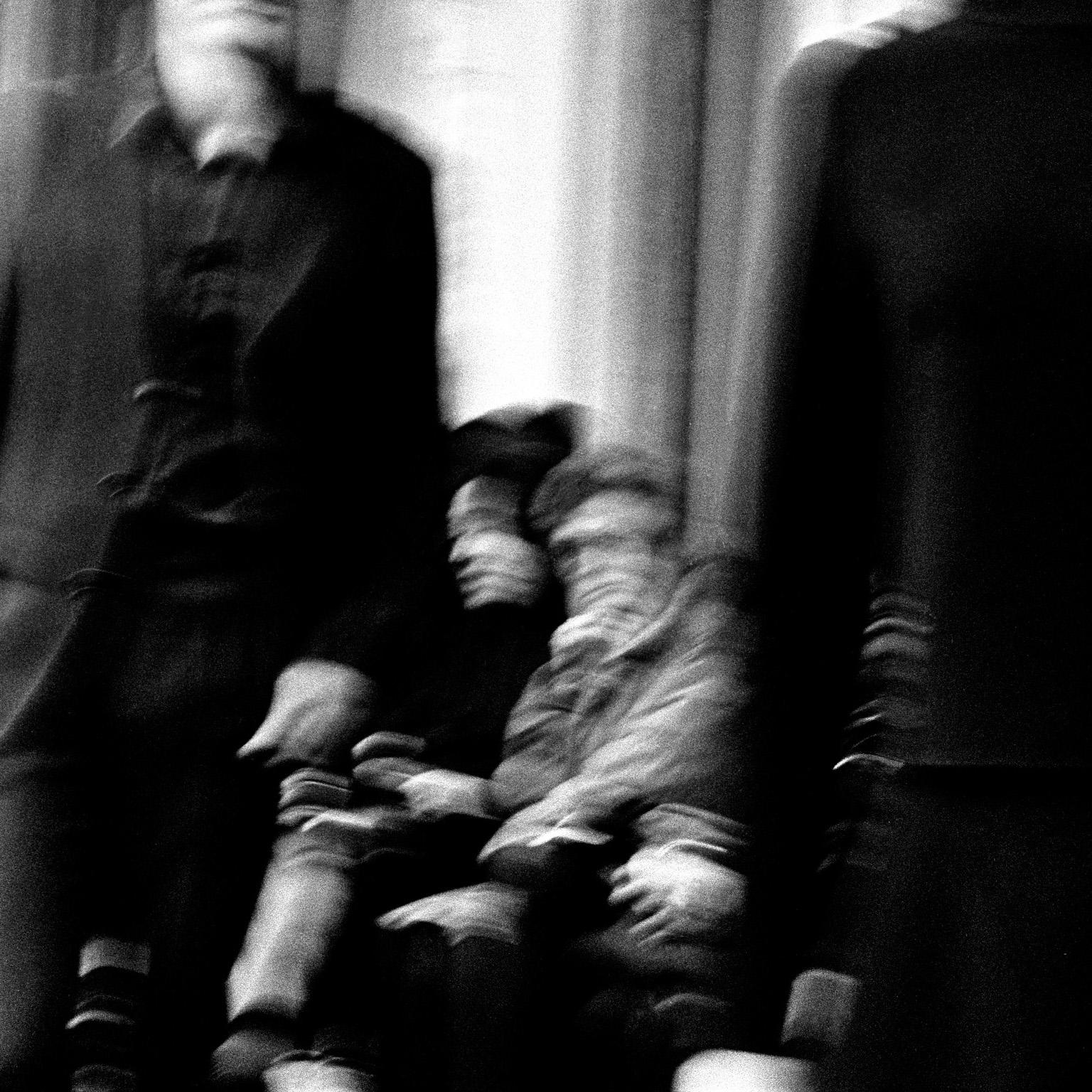 Jerome L' Huillier-Palais Royal – Schwarz-Weiß-Fotografie einer Modeschau (Zeitgenössisch), Photograph, von Jean-Luc Fievet