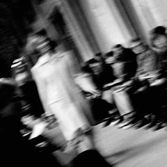 Jerome L' Huillier - Palais Royal - Fotografia in bianco e nero di una sfilata di moda