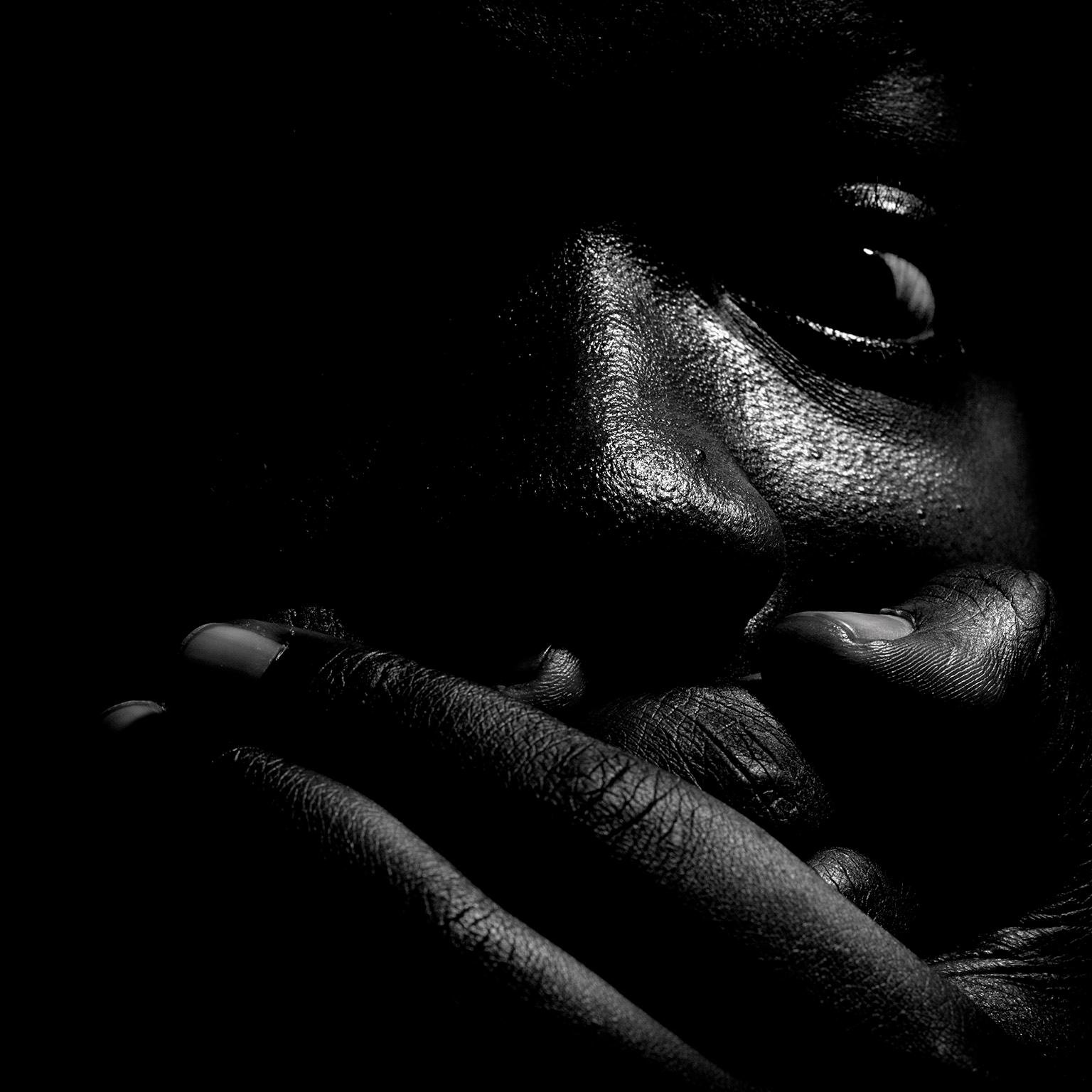 Jean-Luc Fievet Black and White Photograph – Ohne Titel # 1 - 2008 - Expressionistisches Schwarz-Weiß-Porträt eines Mannes mit vollem Gesicht