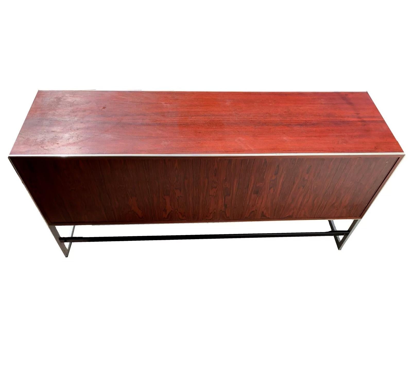 Cabinet per sistema stereo vintage Bang & Olufsen in palissandro e alluminio spazzolato (Model MC40)


Progettato da Jacob Jensen per Bang & Olufsen, questo elegante mobile per impianto stereo vintage degli anni '70-'80 incarna lo stile moderno
