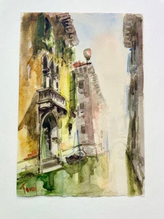 Ein ruhiger Kanal in Venedig, Italien mit Nebel in der Ferne