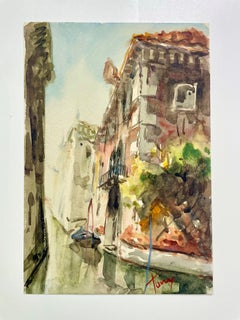 Ein ruhiger Kanal in Venedig, Italien mit Nebel in der Ferne