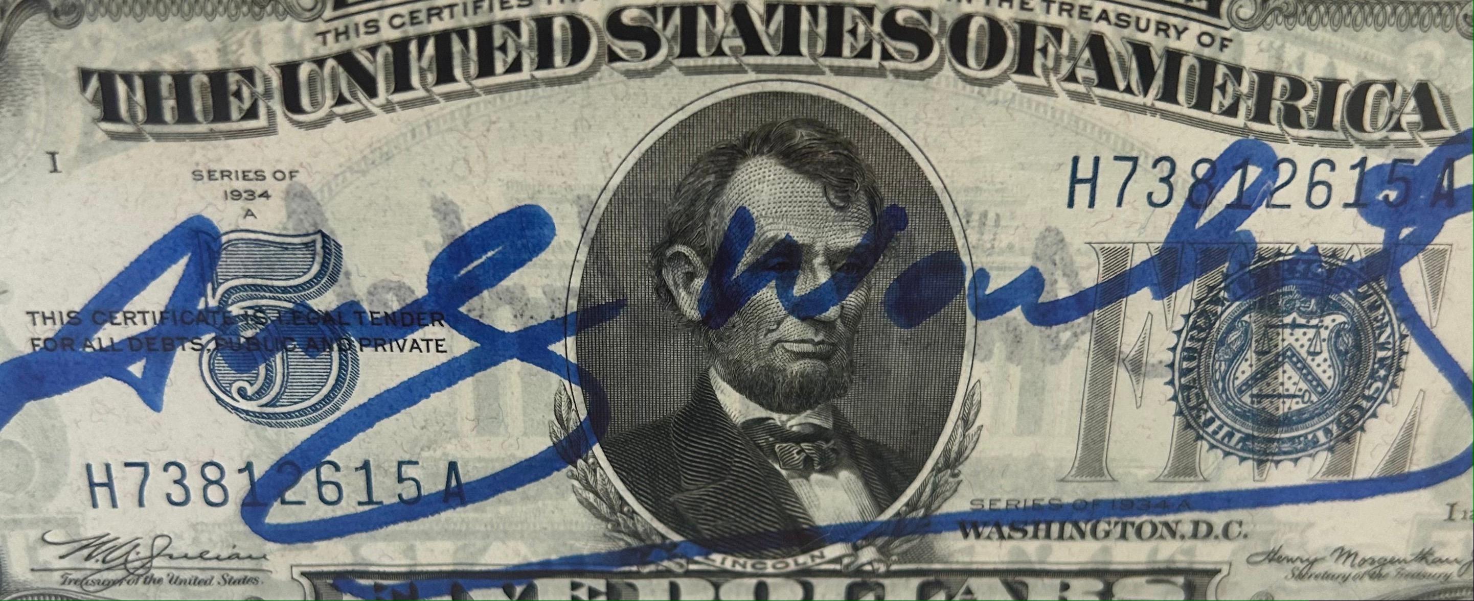 Banconota da cinque dollari
Firmato a pennarello blu
Timbro della fabbrica Warhol sul retro
Numero di serie H73812615A
Incorniciato in plexiglass

Un certificato di autenticità della Galerie 32 sarà consegnato insieme all'articolo.


Ossessionato