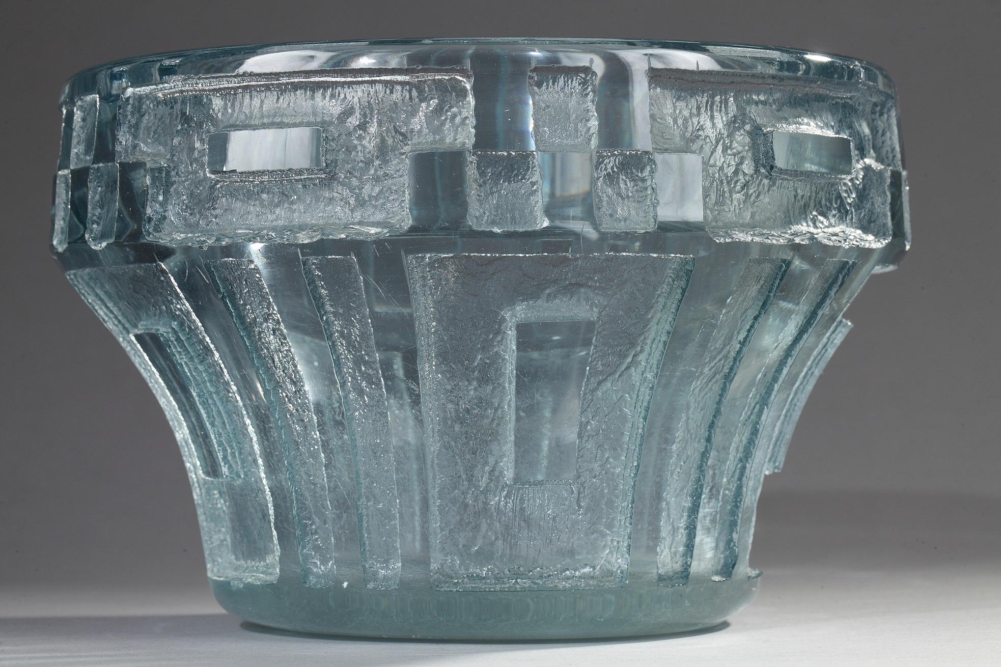 Vaso Art Déco
da Daum

Vaso "Art Decor" con decorazione geometrica
Vetro soffiato trasparente blu
Decorazioni profondamente incise con l'acido
Firmato "Daum Nancy France" con la Croce di Lorrain

Condizioni perfette
Francia
1935 circa

altezza 15
