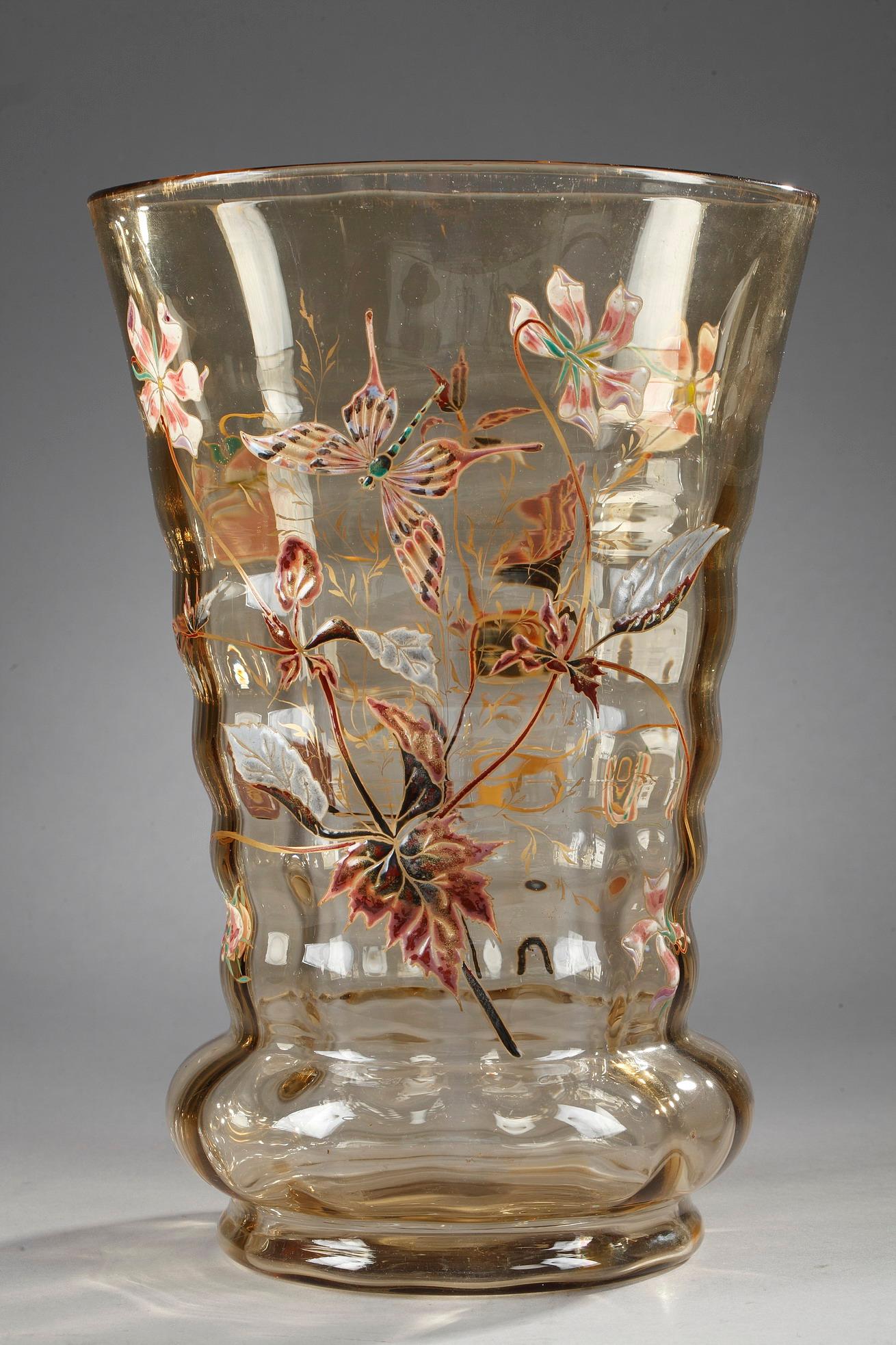 Vase Cristallerie mit Pflanzen und Schmetterlingen – Art von Émile Gallé