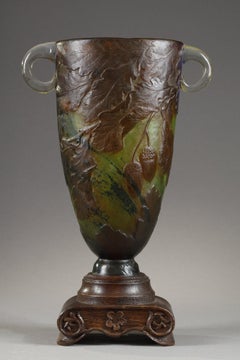 Cantharus vase with oak leaves