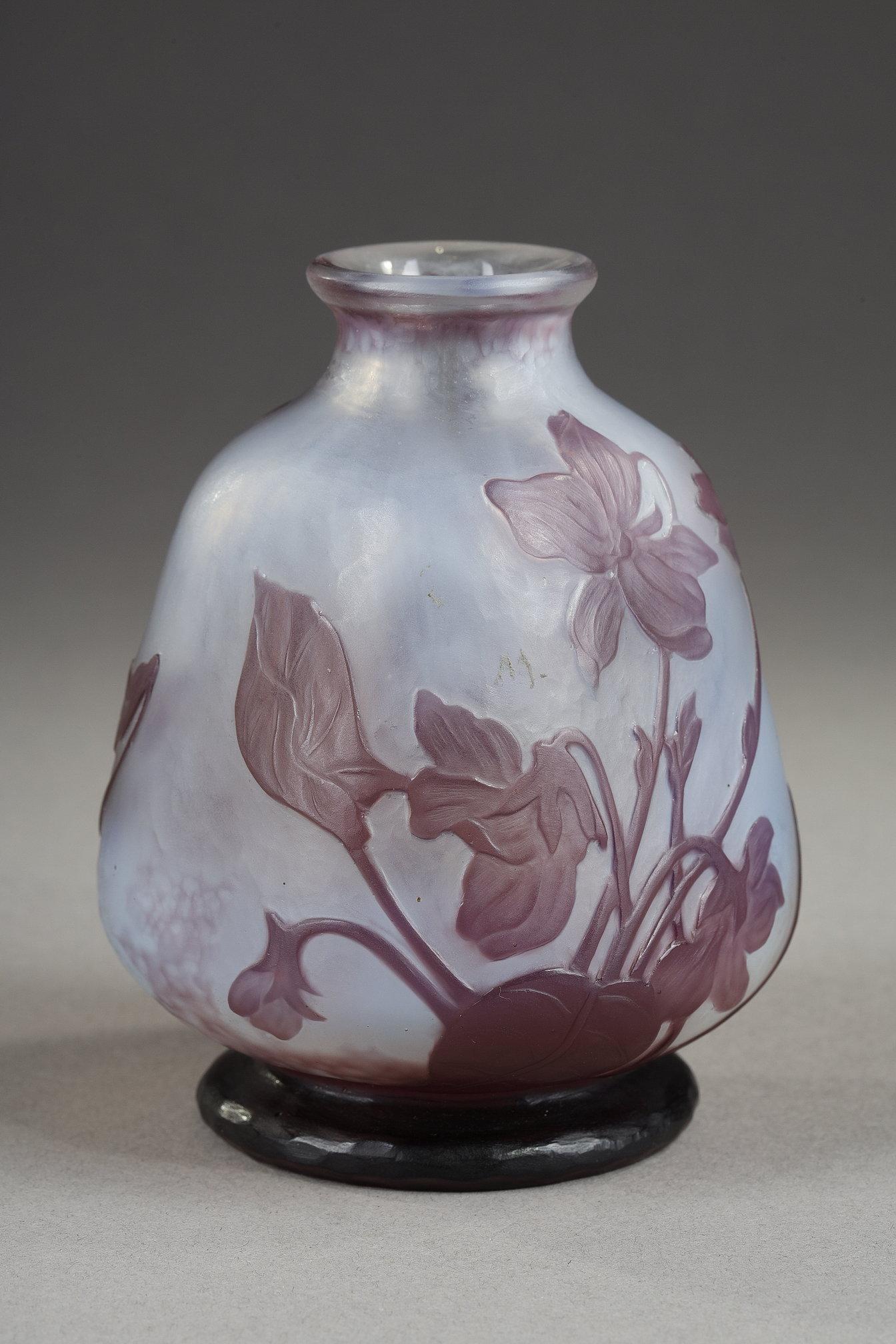 Kleine Vase mit Veilchen – Art von Daum