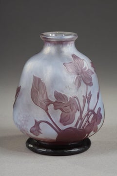Kleine Vase mit Veilchen