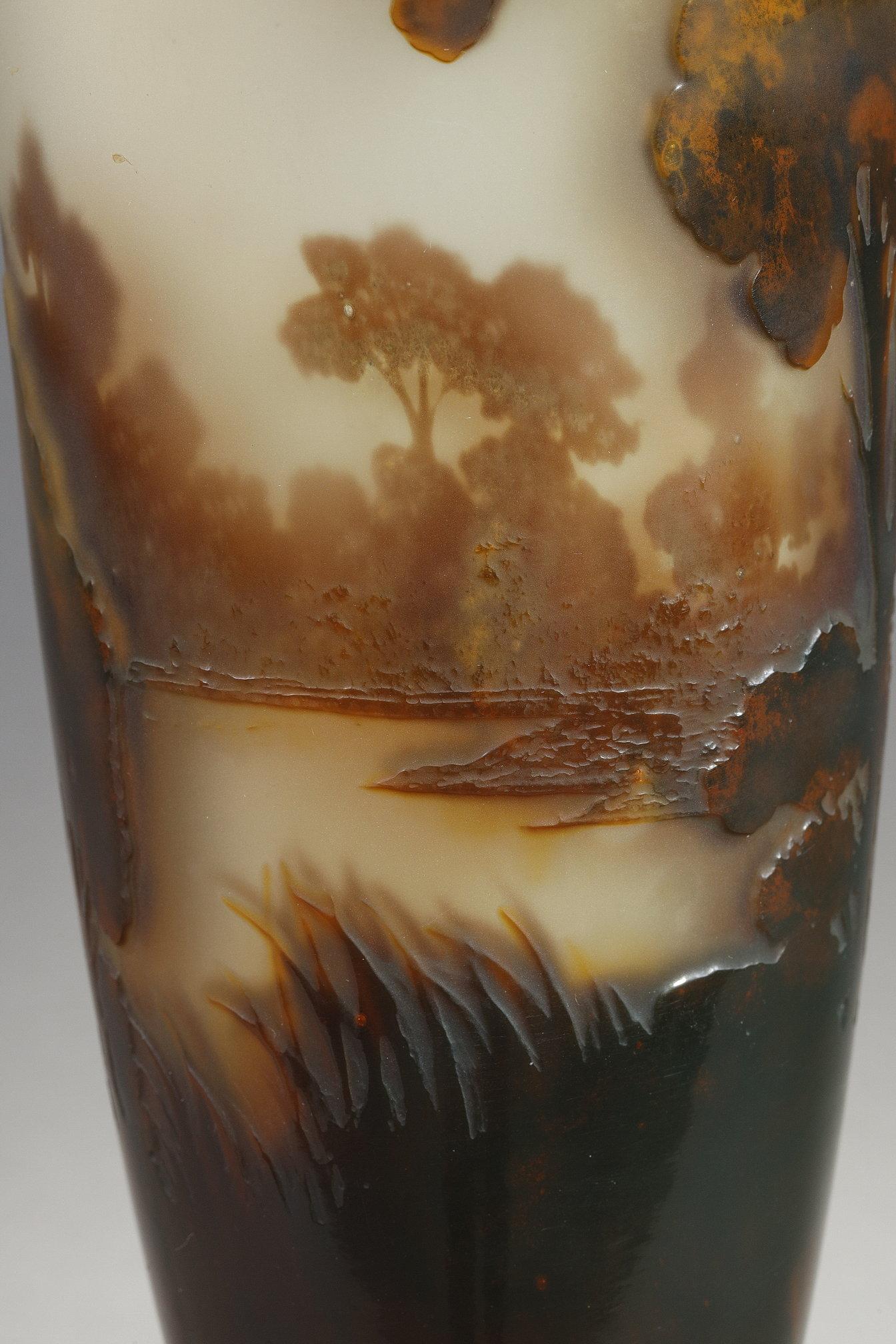 Vaso con paesaggio lacustre
da Etablissements GALLE
 
Vaso a forma di balaustro
Vetro multistrato
con la decorazione del paesaggio lacustre ripulita con l'acido
decoro in polvere in un interstrato

Firmato 
