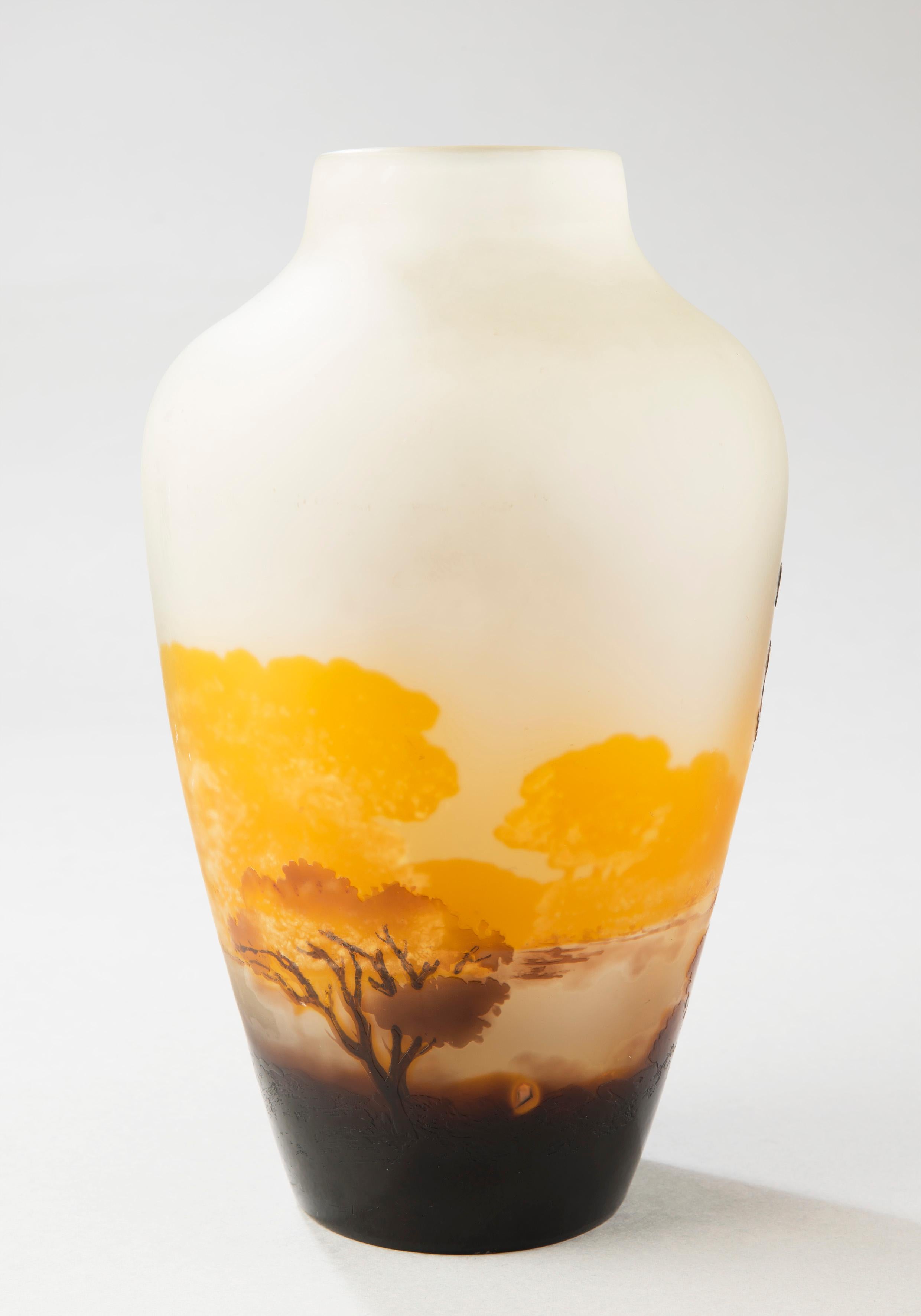 Vaso con paesaggio lacustre
da Etablissements GALLE
 
Vaso con balaustro,
con decorazione di un paesaggio lacustre.
Vetro soffiato e modellato a più strati,
con decorazioni acidate di riserva
e decoro in polvere nell'interstrato

Firmato
