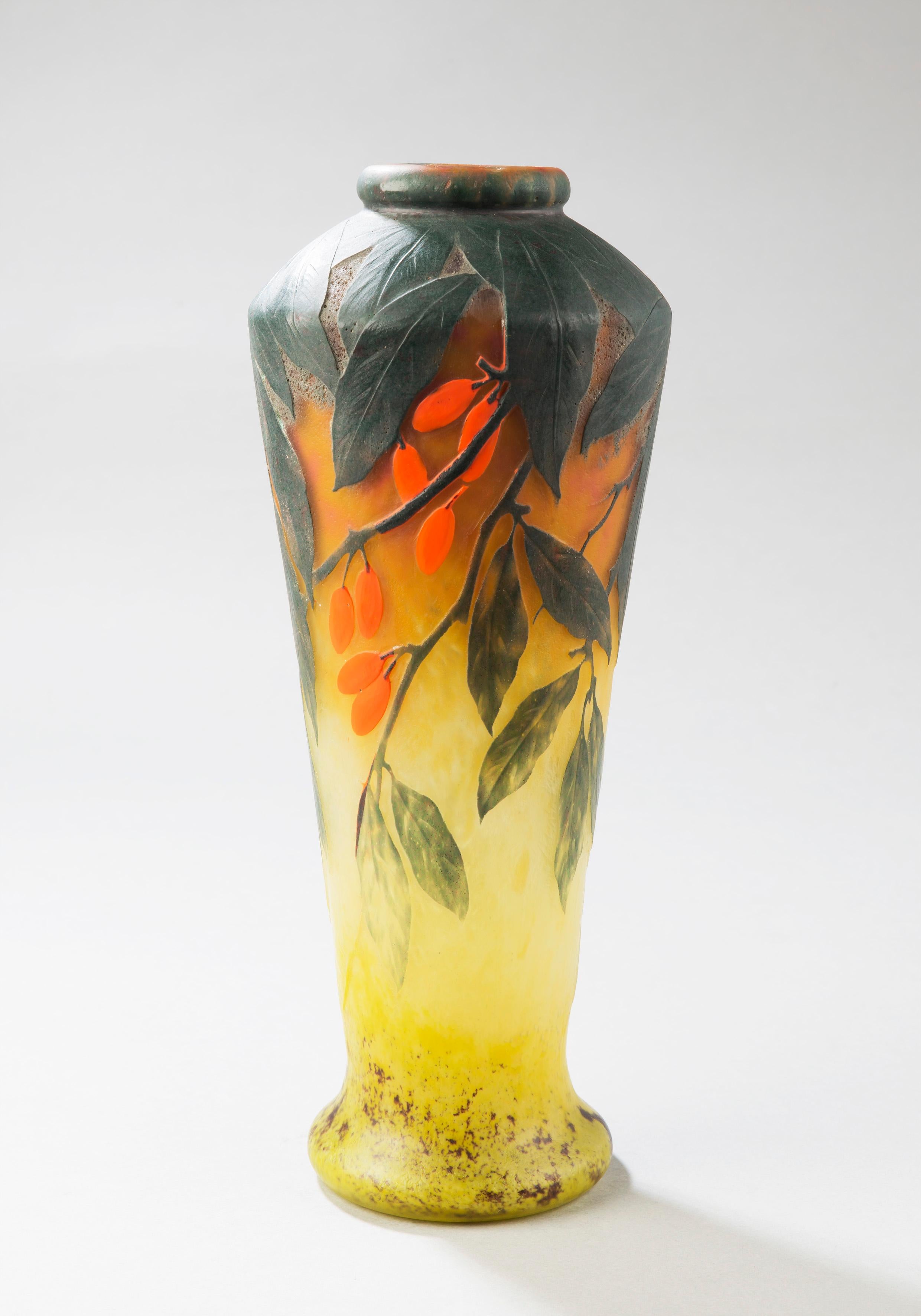 Vase avec baies de bois de chien
par Daum
 
Vase décoré de baies de cornouiller
en verre multicouche, avec un fond jaune-orange,
et avec une décoration de feuilles vertes et de baies de cornouiller,
entièrement libéré avec l'acide.

Parfait
